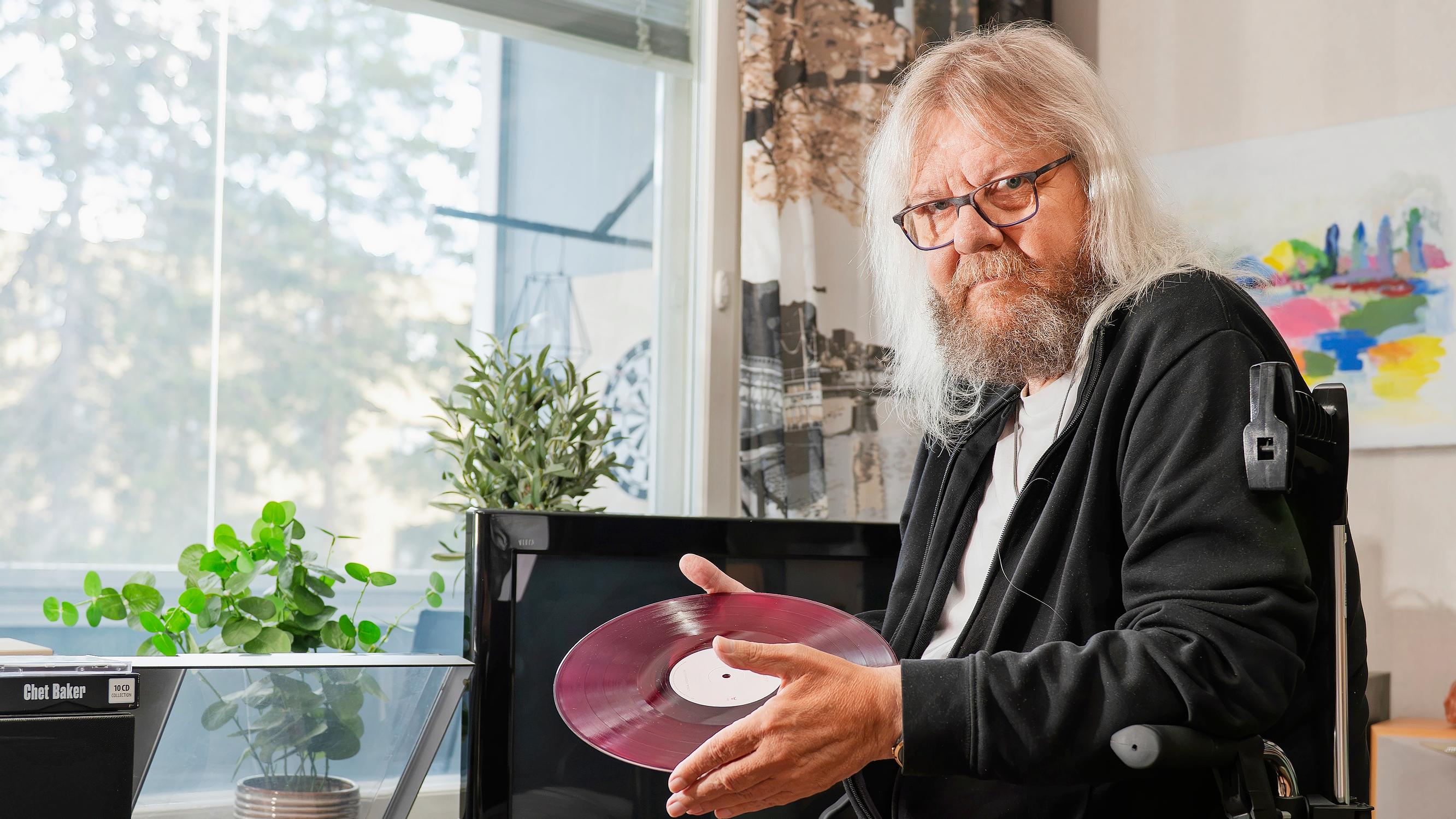 ”En suostu olemaan pelkkä potilas” – Harvinainen lihassairaus vei Ollin voimat, mutta hän löysi uuden tavan nauttia arjesta – sähköpyörätuolilla kaupungille valokuvaamaan