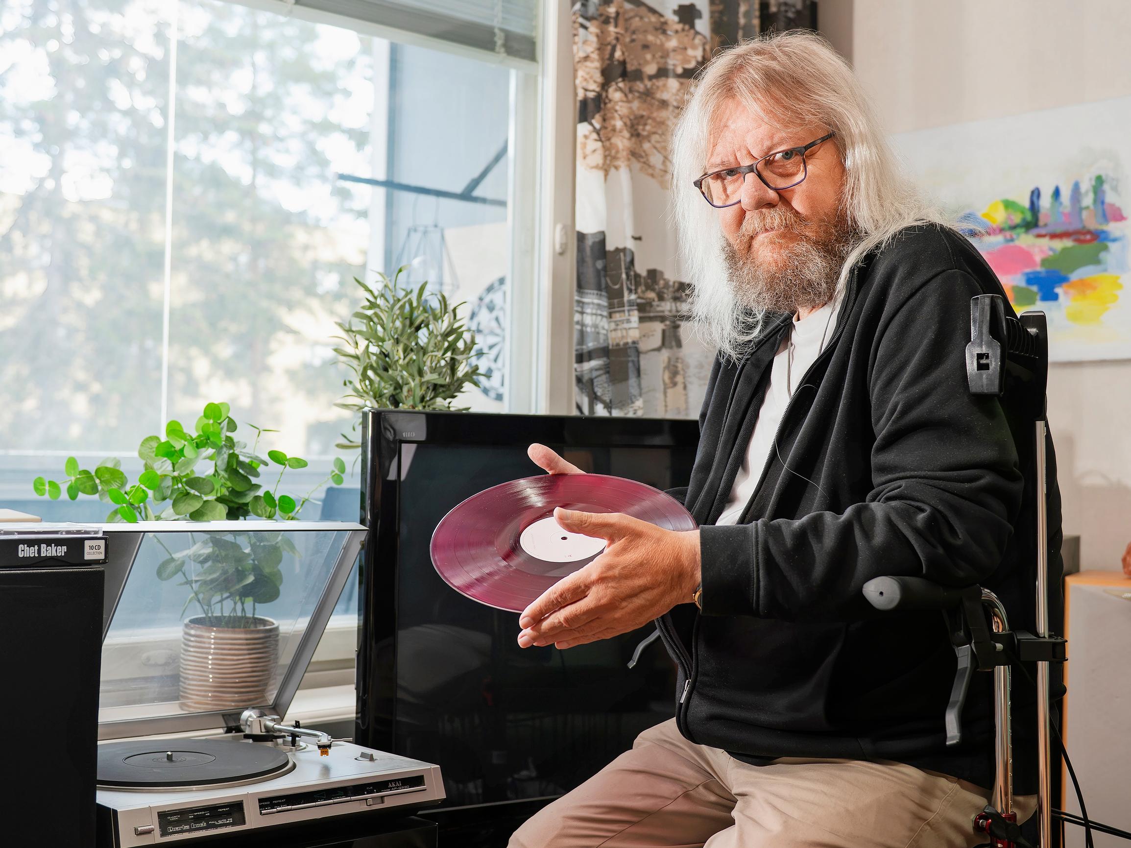 ”En suostu olemaan pelkkä potilas” – Harvinainen lihassairaus vei Ollin voimat, mutta hän löysi uuden tavan nauttia arjesta – sähköpyörätuolilla kaupungille valokuvaamaan