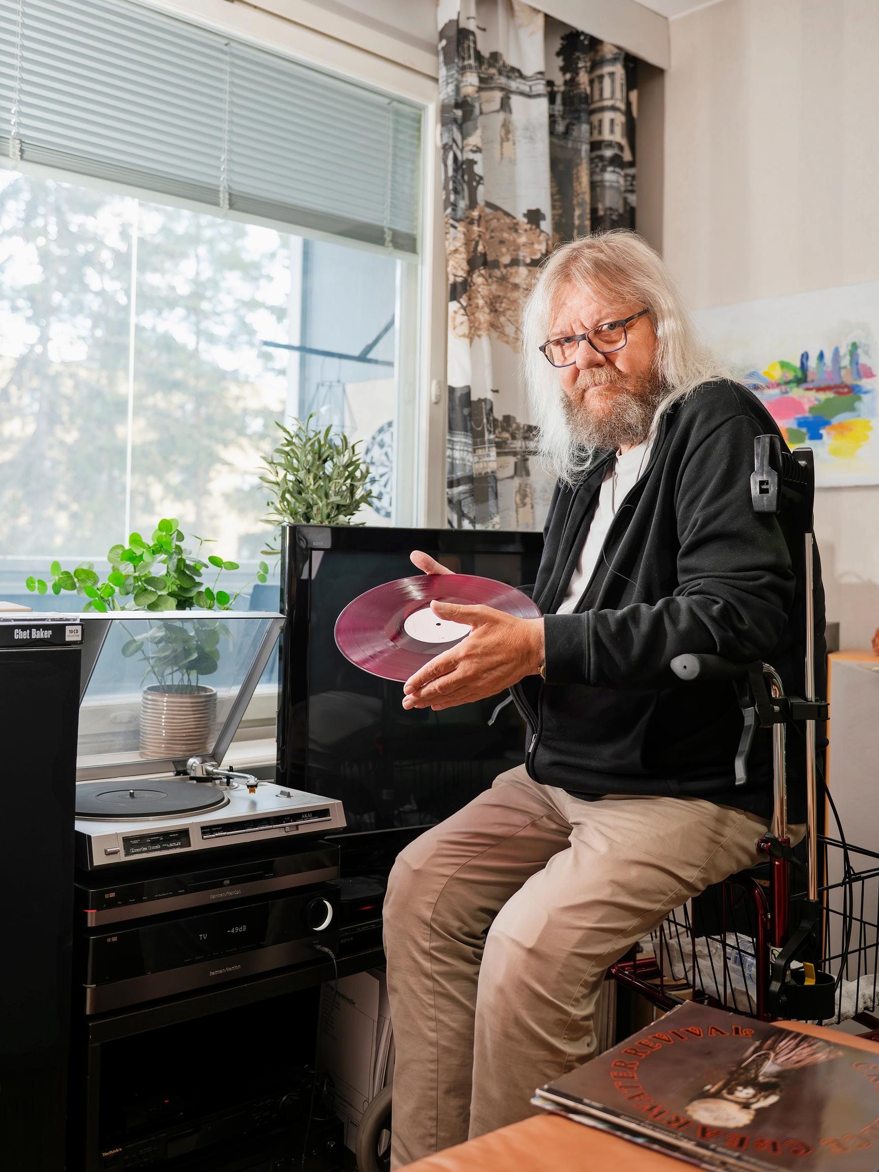 ”En suostu olemaan pelkkä potilas” – Harvinainen lihassairaus vei Ollin voimat, mutta hän löysi uuden tavan nauttia arjesta – sähköpyörätuolilla kaupungille valokuvaamaan