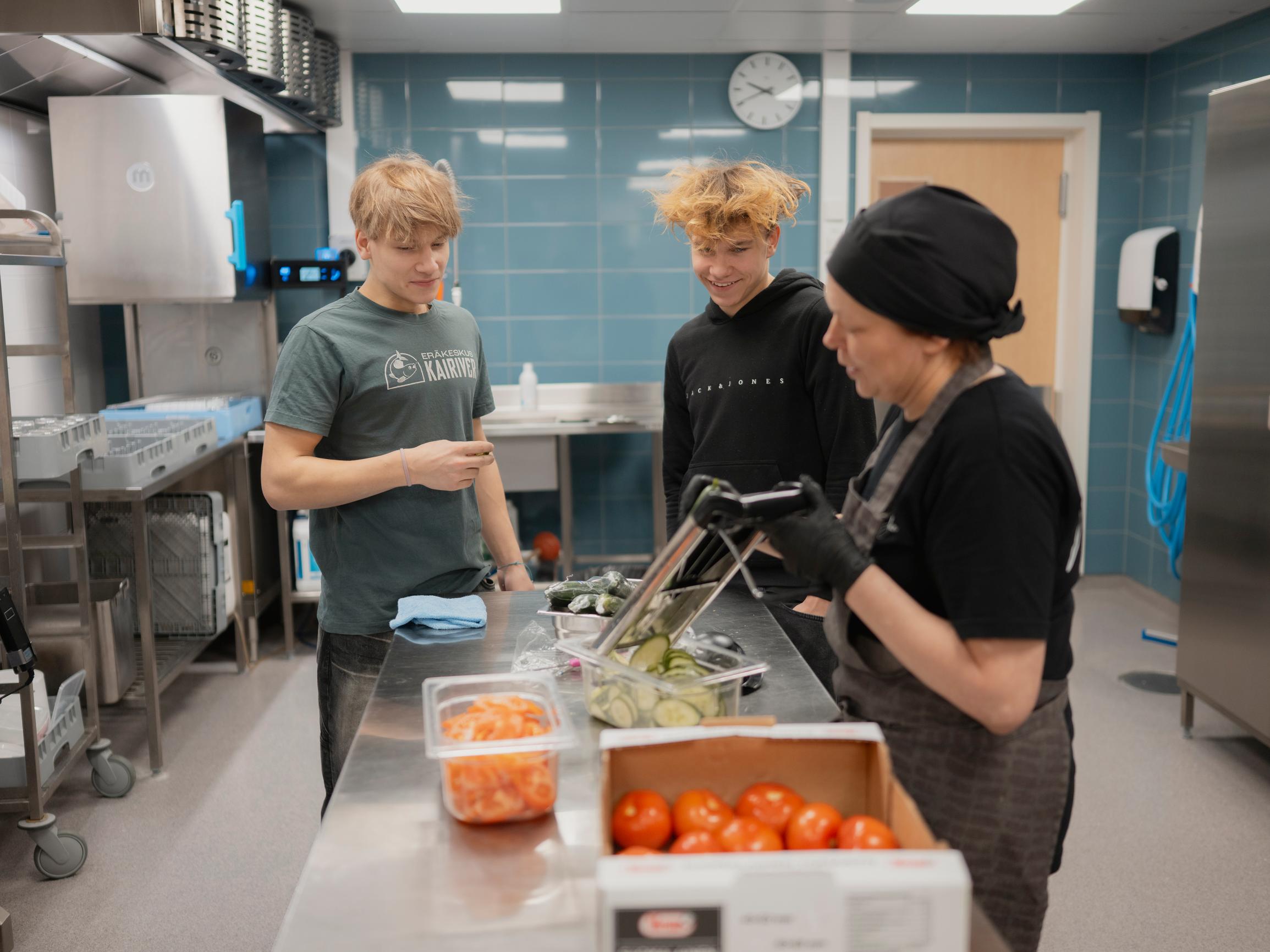Tällaista on Suomen paras kouluruoka – Pelkosenniemellä syödään tunturijoessa kasvanutta kalaa ja lähitilan perunaa