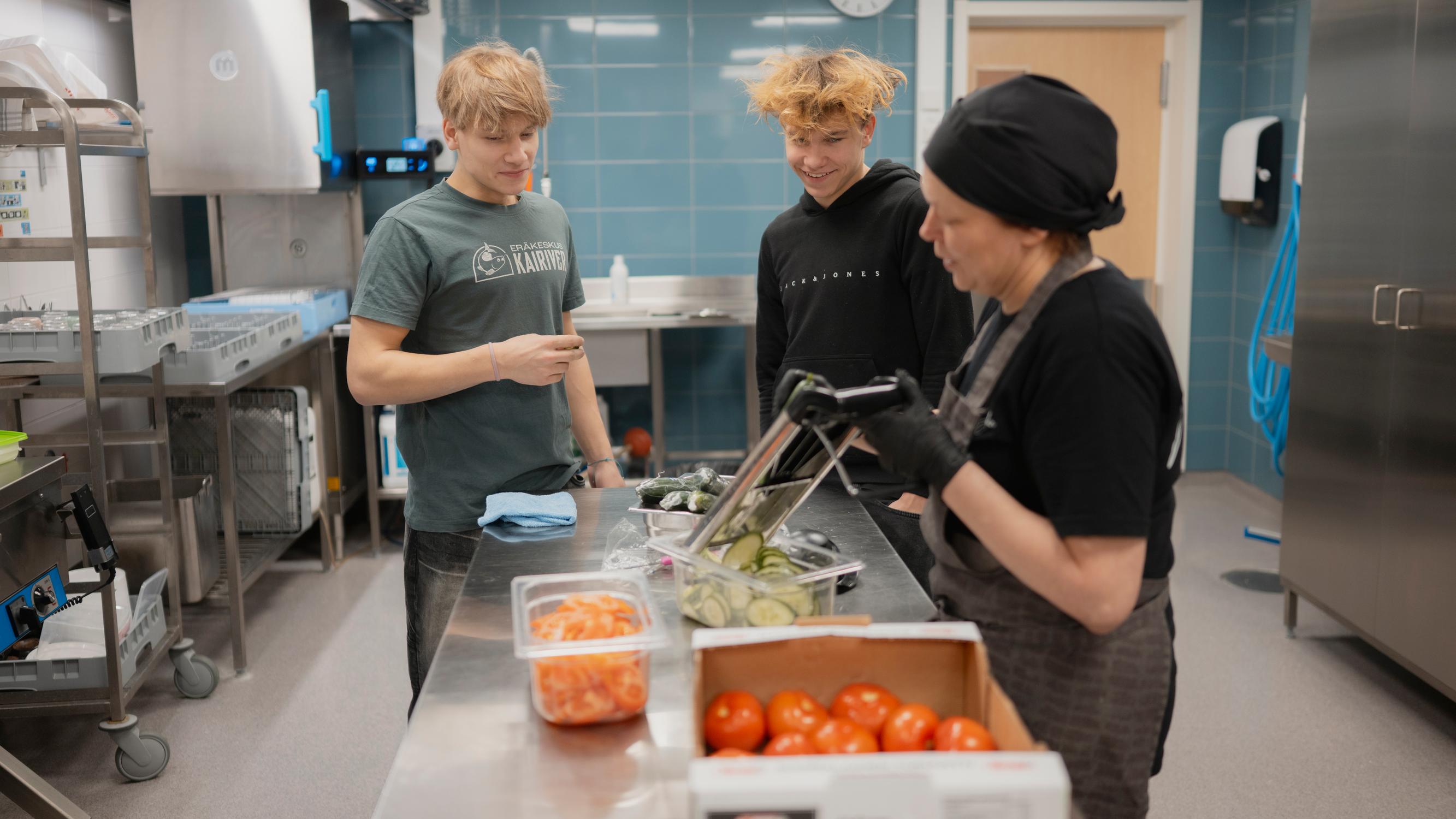 Tällaista on Suomen paras kouluruoka – Pelkosenniemellä syödään tunturijoessa kasvanutta kalaa ja lähitilan perunaa