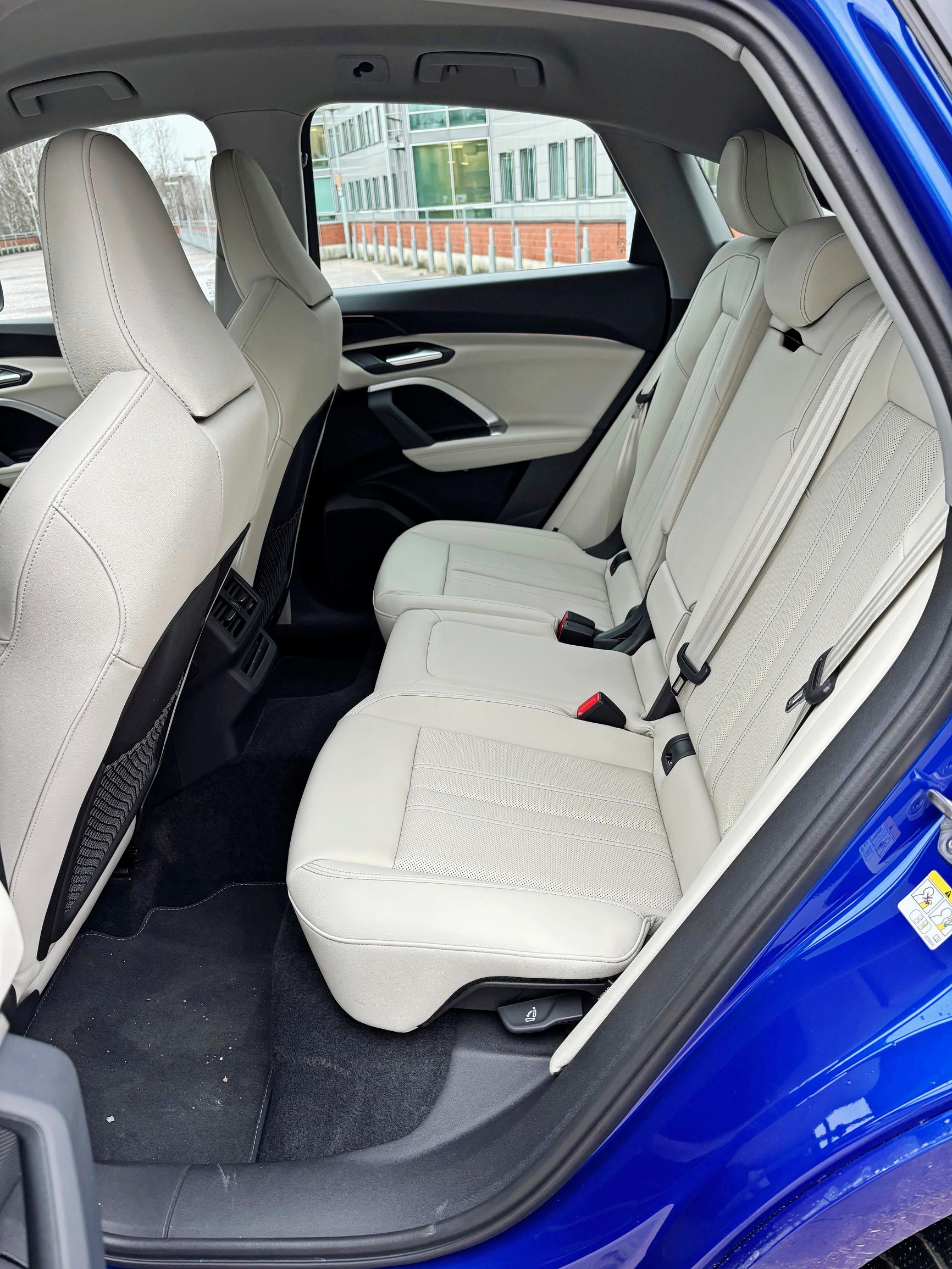 Audi Q5 Sportback e-Hybridin takapenkin reunapaikoille mahtuu aikuinenkin. Keskipaikka sen sijaan on ahdas – varsinkaan jaloille ei tahdo löytyä sijaa.