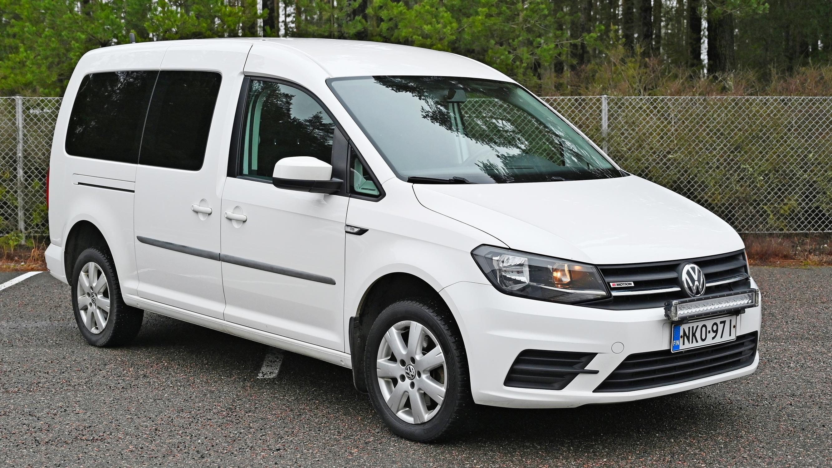 Volkswagen Caddy Maxi vm. 2017 – Pihi diesel ja tilaihme seitsemälle aikuiselle manuaalivaihteistolla, joka vaatii tarkkuutta