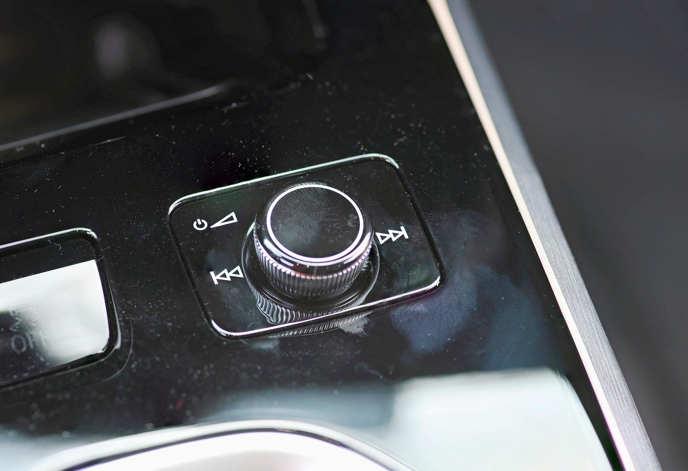 Audi A6:n soittimen volyymia säädellään tällaisella perinteisellä kiertokytkimellä. Se on aivan mahtavaa