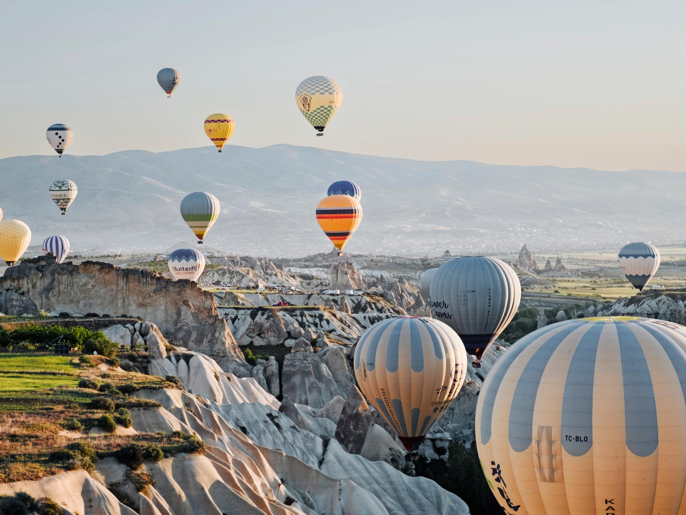 Unelmien Kappadokia – Mondon vinkit kuumailmapallolennolle, luolakaupunkeihin ja ruokaelämyksiin