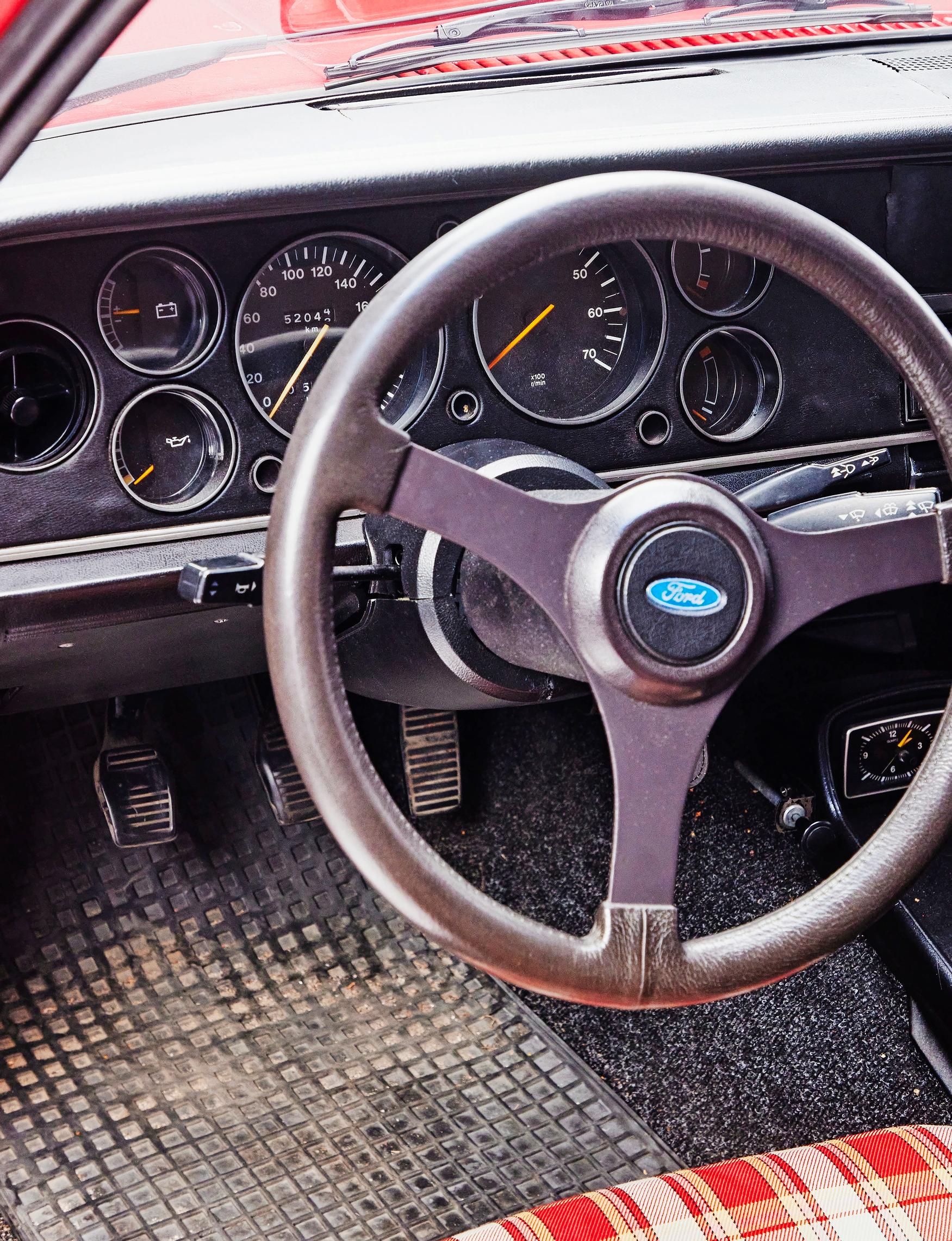 Lähes viisikymppisen Fordin mittaristo saattaa ajoittain ailahdella.