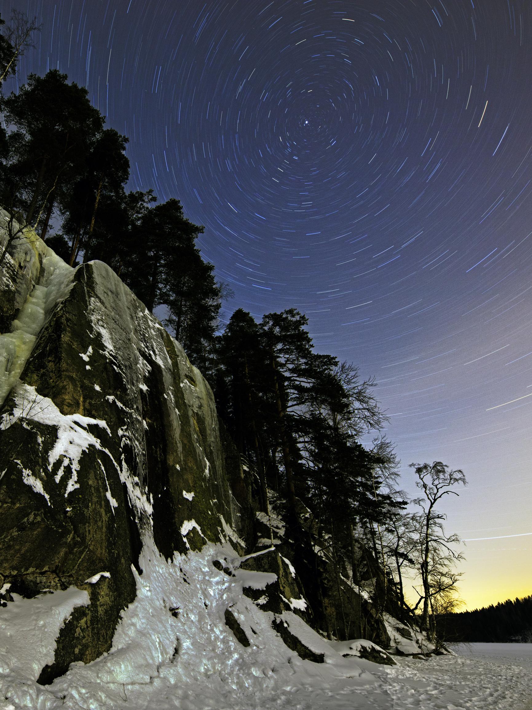 Tältä näyttää tähtikirkas taivas jääputousten yllä, kun sitä kuvaa pakkasyössä