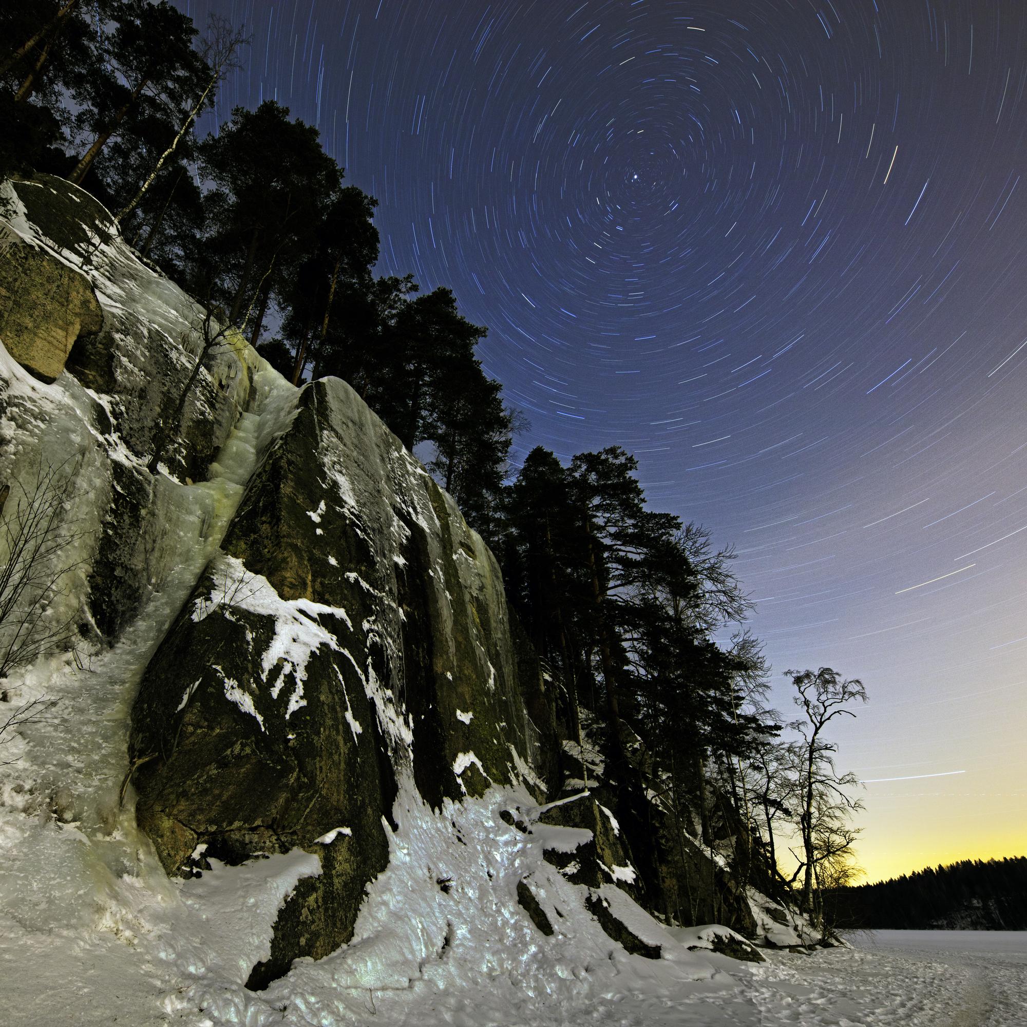 Tältä näyttää tähtikirkas taivas jääputousten yllä, kun sitä kuvaa pakkasyössä