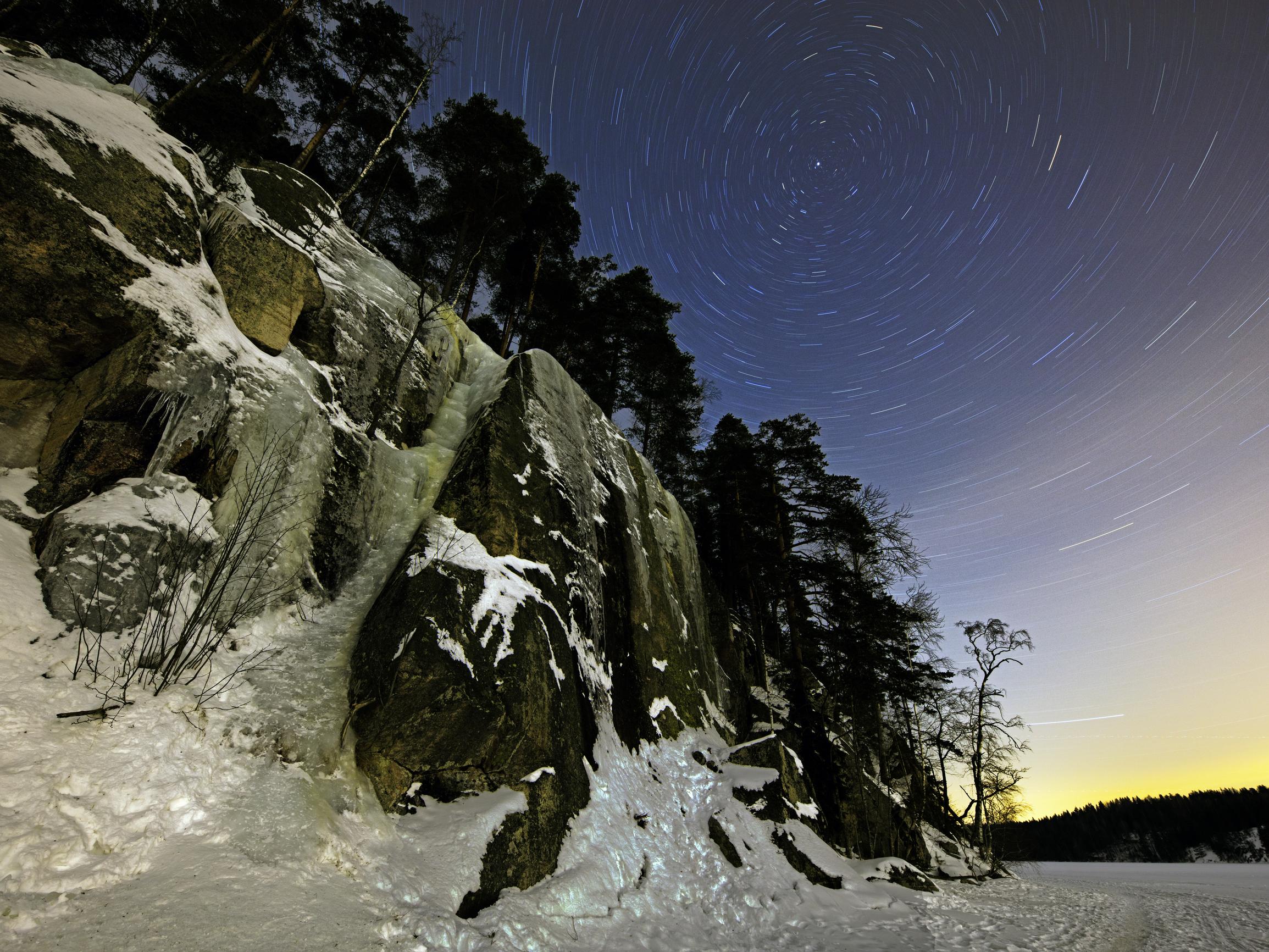 Tältä näyttää tähtikirkas taivas jääputousten yllä, kun sitä kuvaa pakkasyössä
