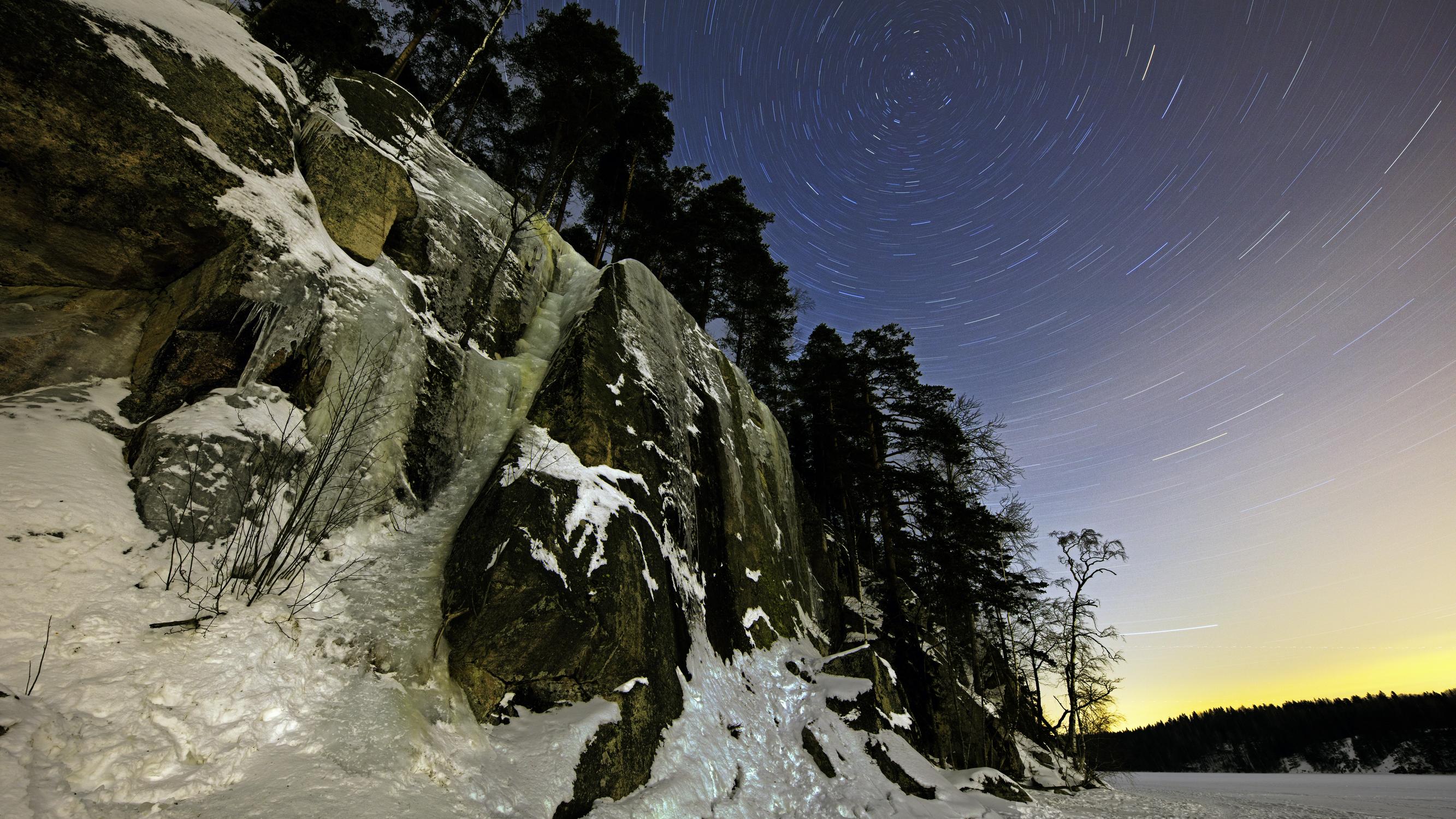 Tältä näyttää tähtikirkas taivas jääputousten yllä, kun sitä kuvaa pakkasyössä