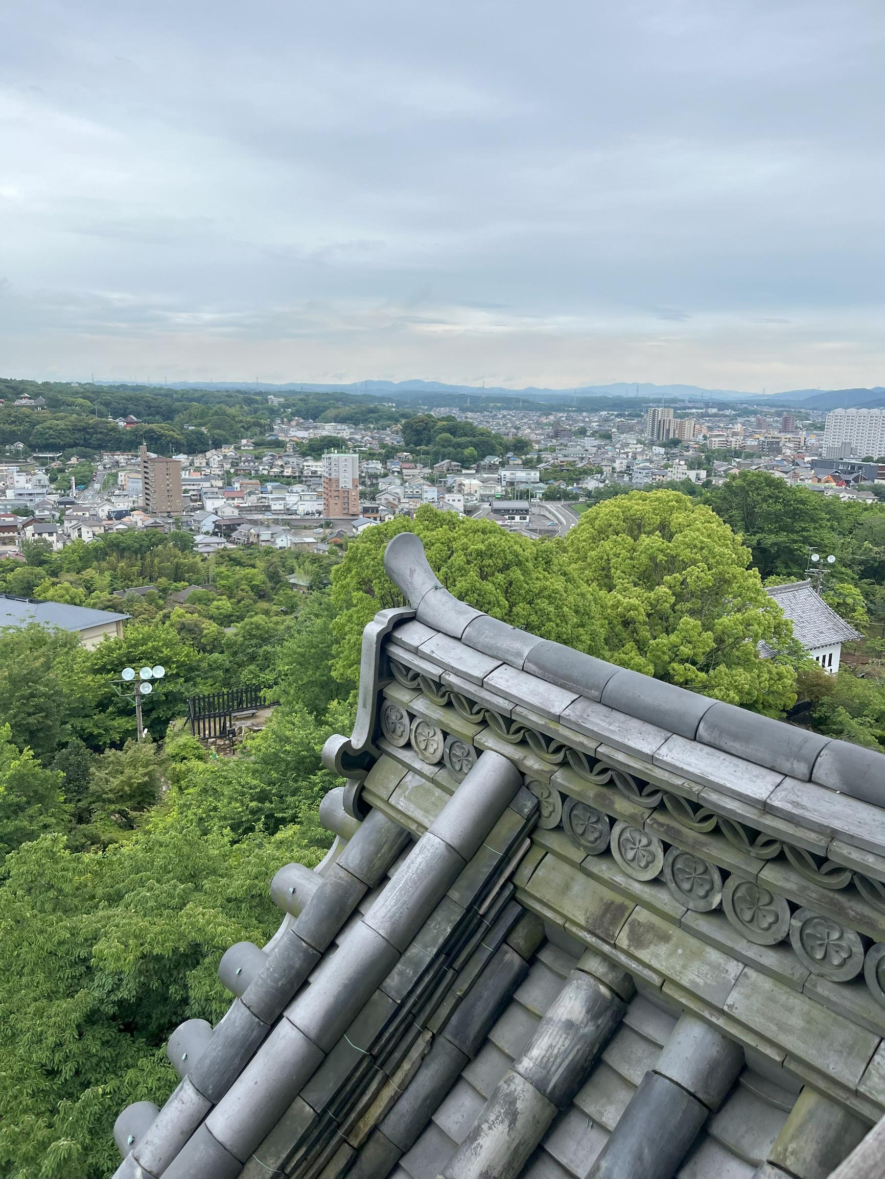Inuyaman linnalta avautuvat viehättävät näkymät lähikaupunkiin, ja taivaanrannassa pilkottaa myös Nagoya.
