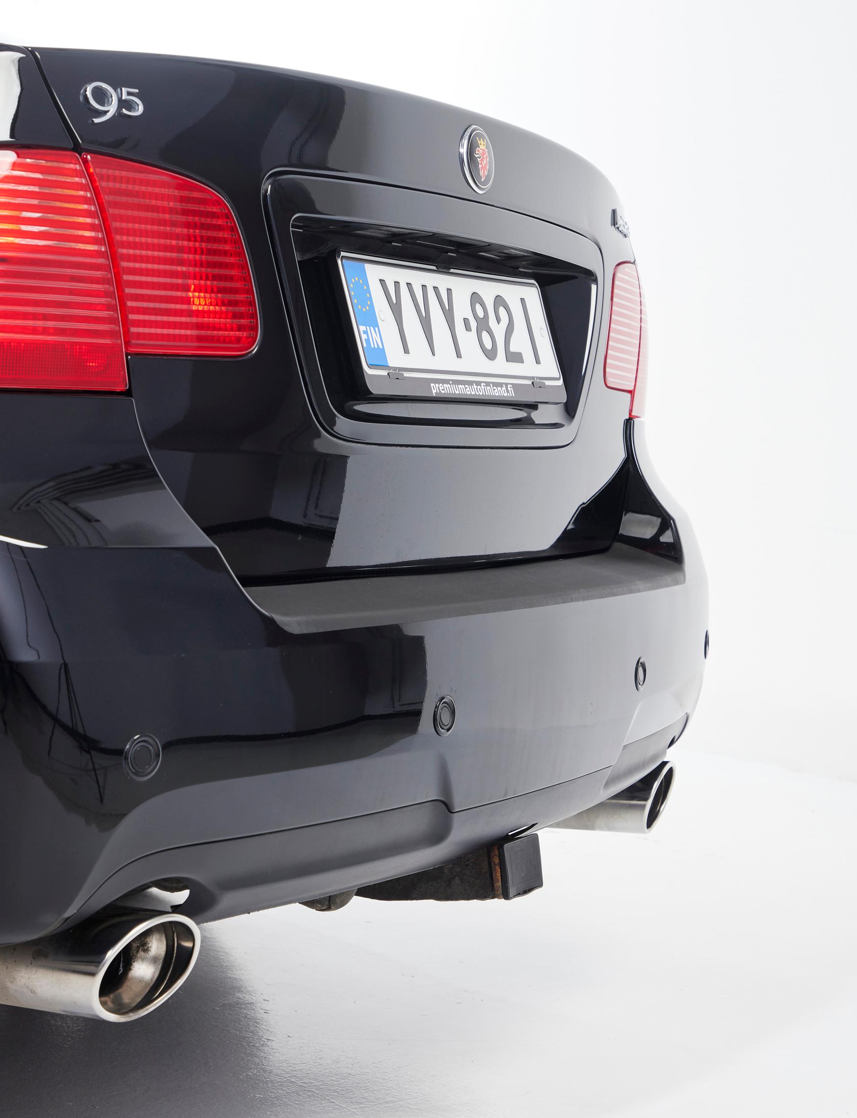 Saab 9-5 2.3T Aero A:n puskuri ja pakoputki. Autoa on saanut sedanin lisäksi tilavana ja käytännöllisenä SportCombi-mallina.