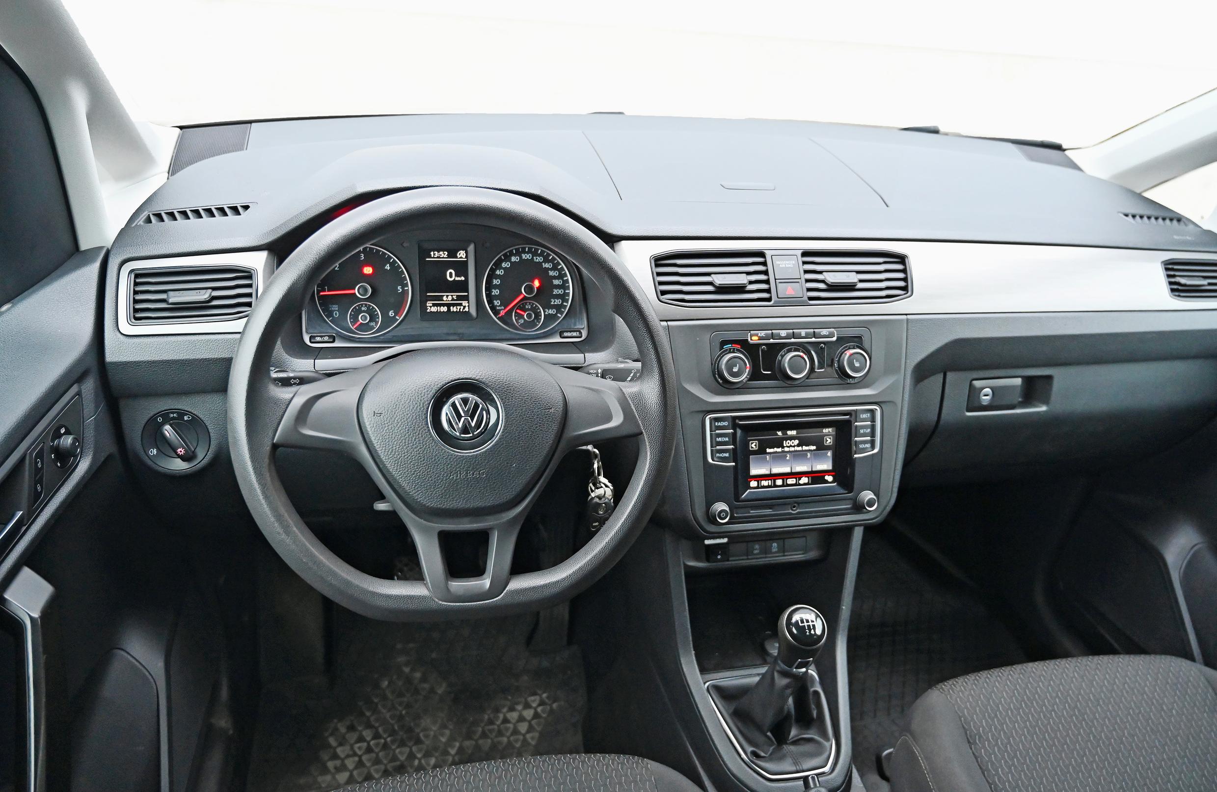 Volkswagen Caddy Maxin kojelauta on klassista mallia. Ei yhtään keskinäyttöä – tästä ansaitut aplodit.