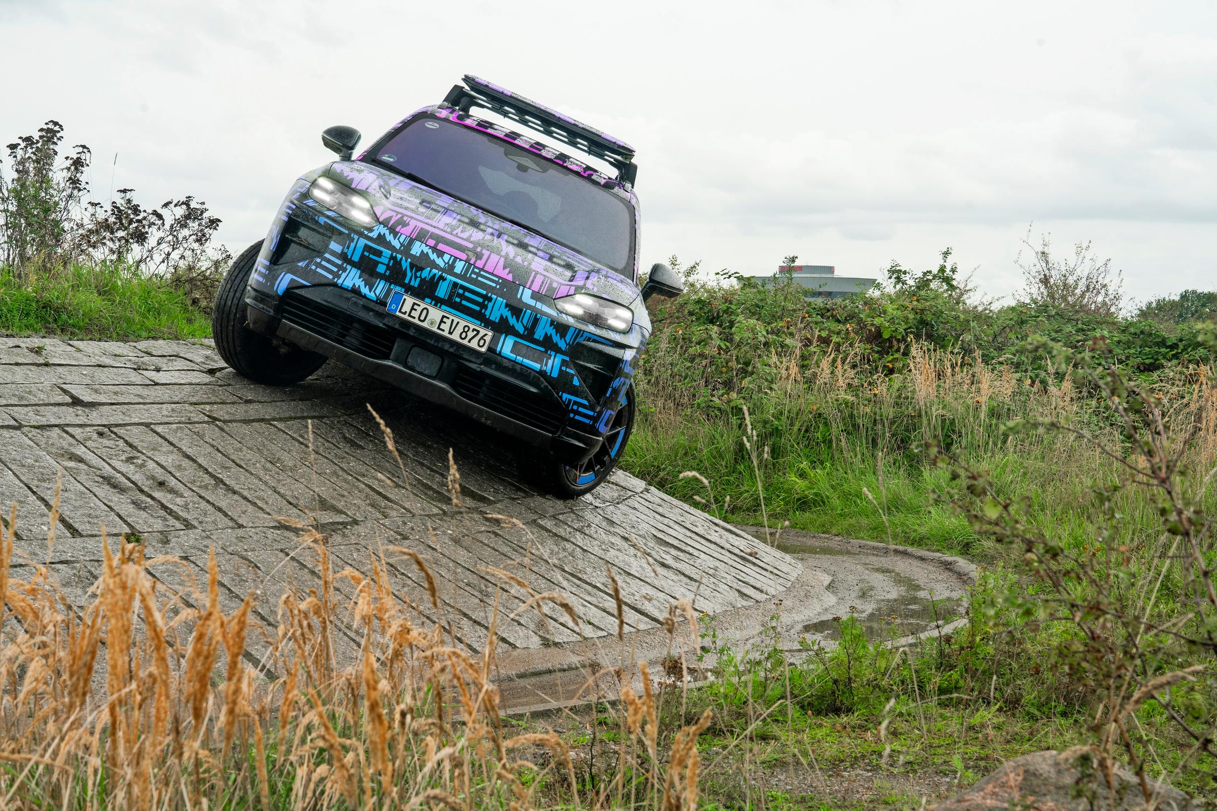 Porsche Cayenne Electric kallistuu rajusti maastoajotestissä mutta ei ole varmasti ensimmäisenä isona katumaasturina jäämässä jumiin.