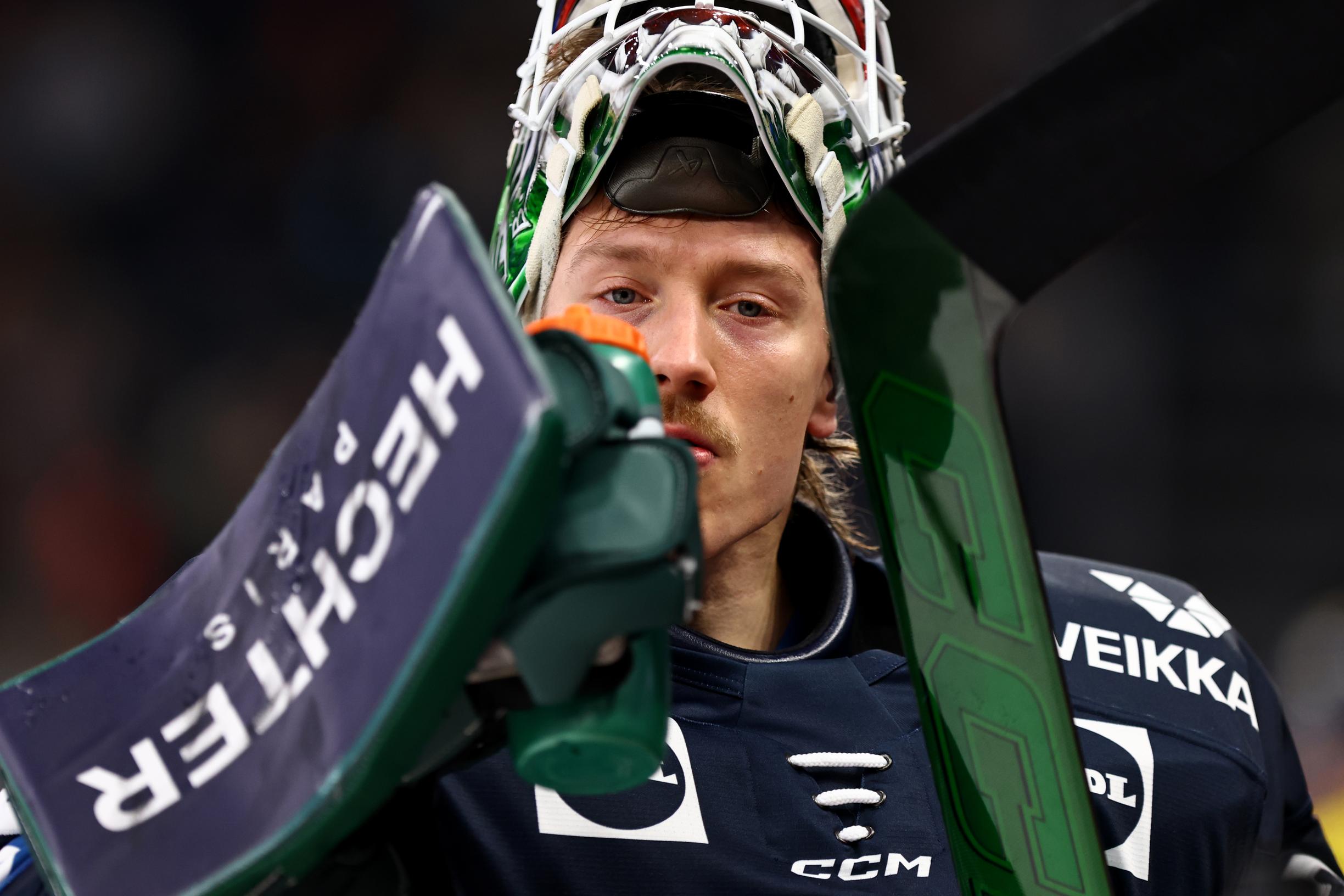 Välillä Leijonat veisasi väärää pennaslaista virttä – toisessa erässä peli nivelsi: "Se on hänen lätkäraamatussaan"