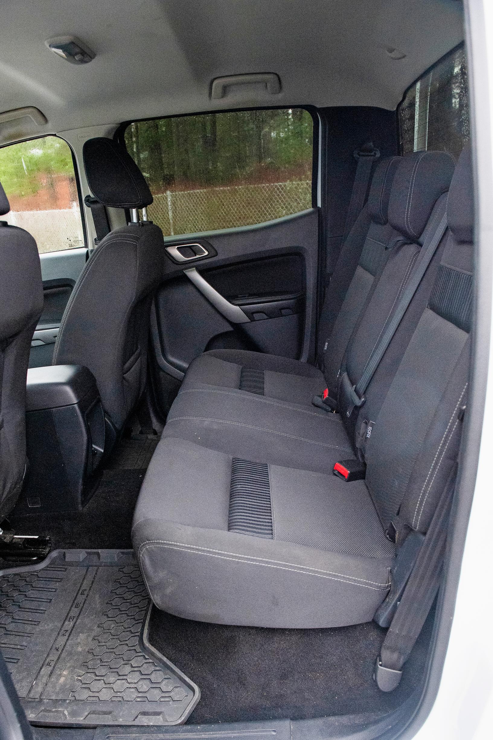 Ford Rangerin takana on kohtalaisesti tilaa kahdelle matkustajalle. Kolmas saisi olla lapsen mitoissa. 