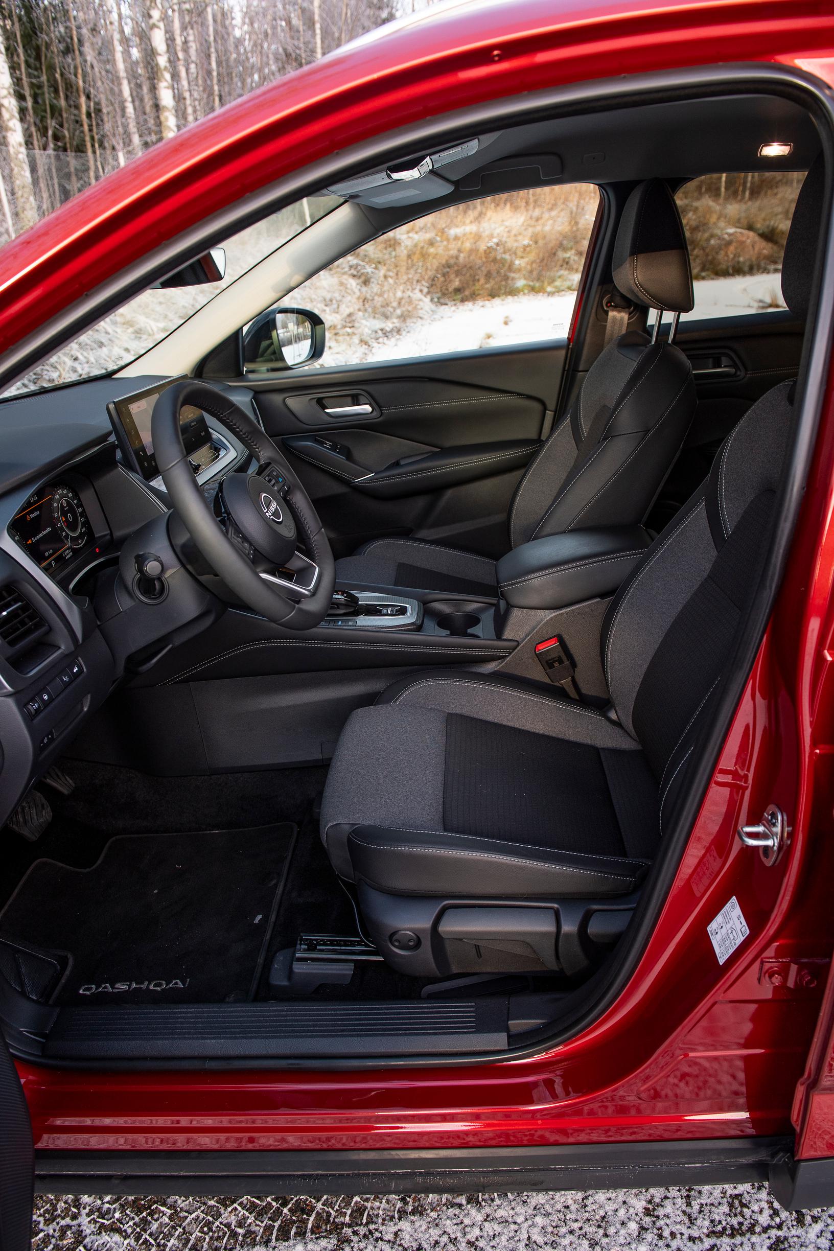 Nissan Qashqai e-Powerin edessä on hyvin tilaa ja miellyttävät istuimet.