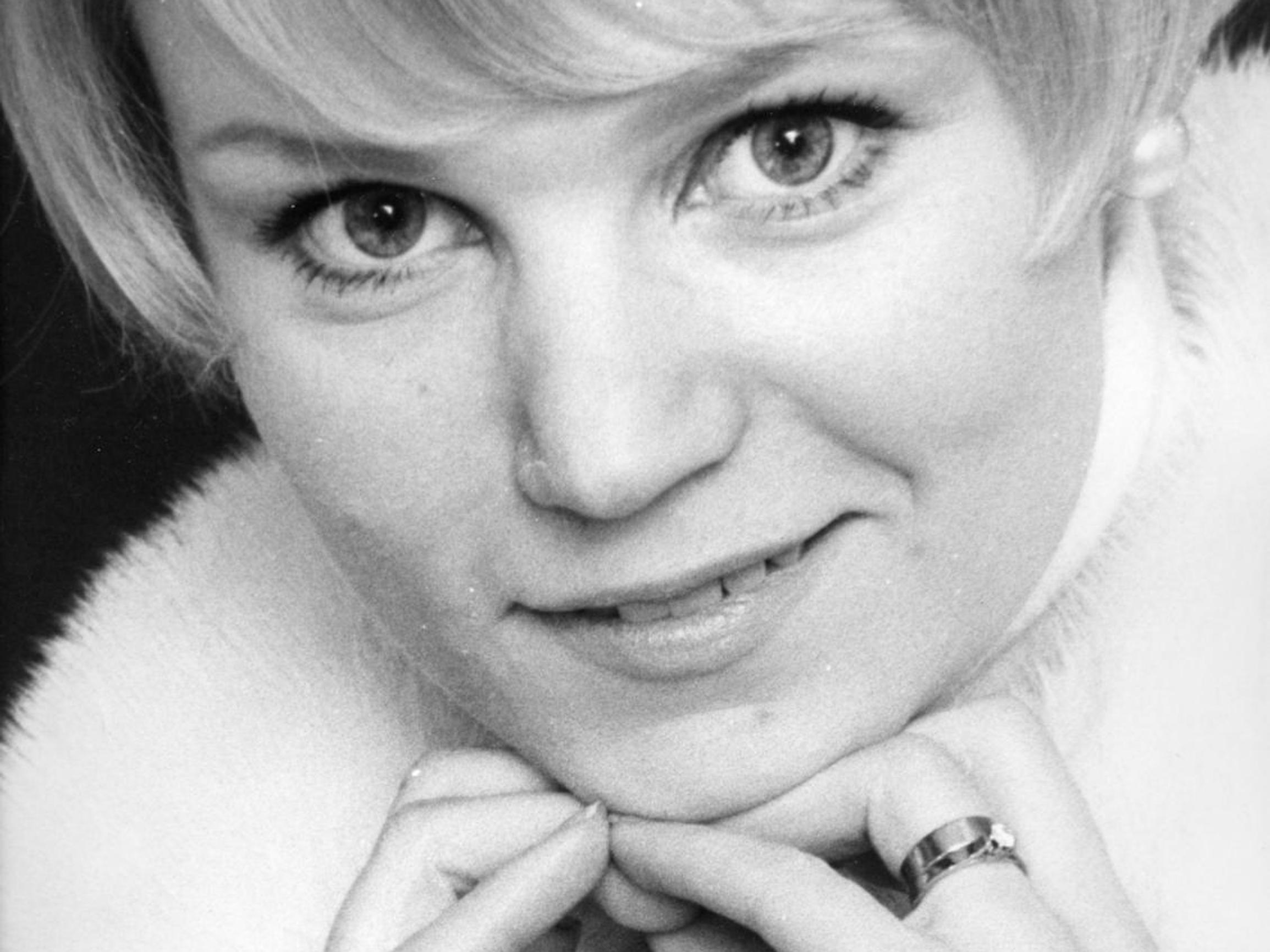 ”Joskus se itsetunto on pitänyt tikulla kaivaa, että pärjää ja kestää” – Apu on seurannut Katri Helenan elämää ja uraa läpi kuuden vuosikymmenen