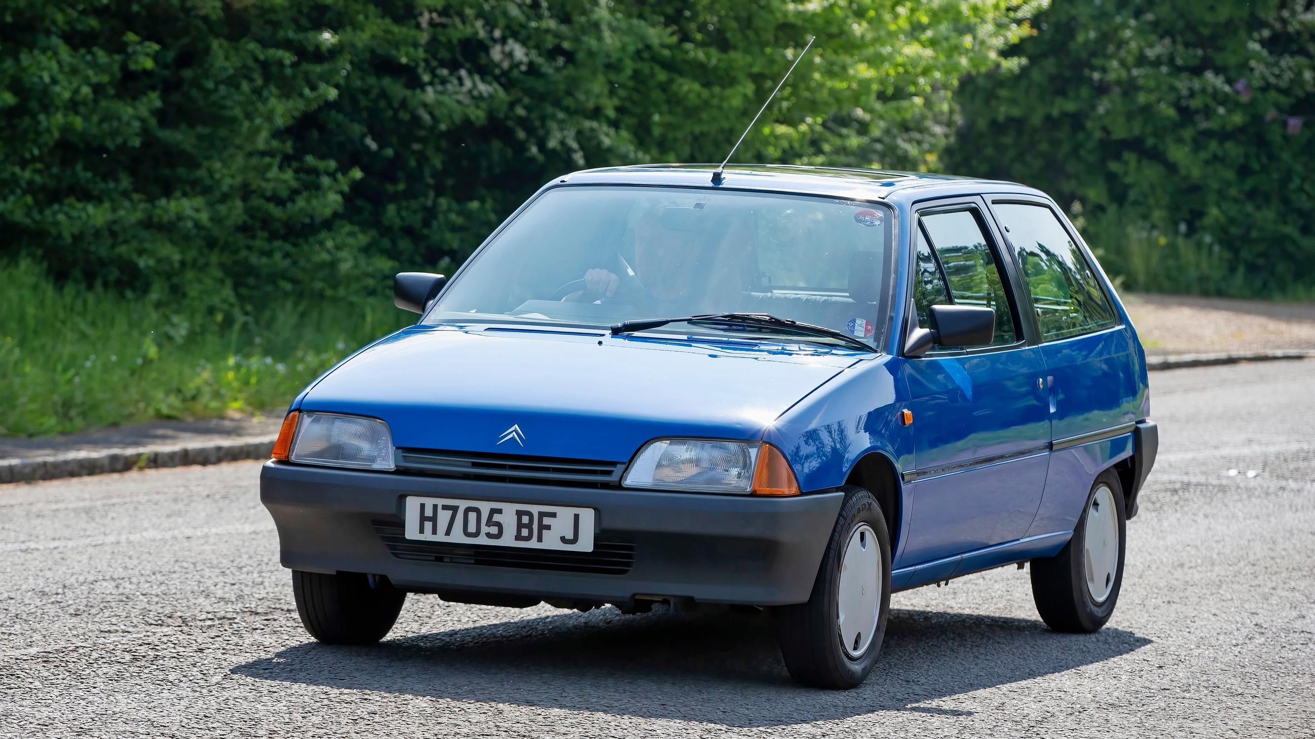 Citroën AX oli kevyt ja kiva ajaa. Painoa oli säästetty reippaalla muoviosien käytöllä.