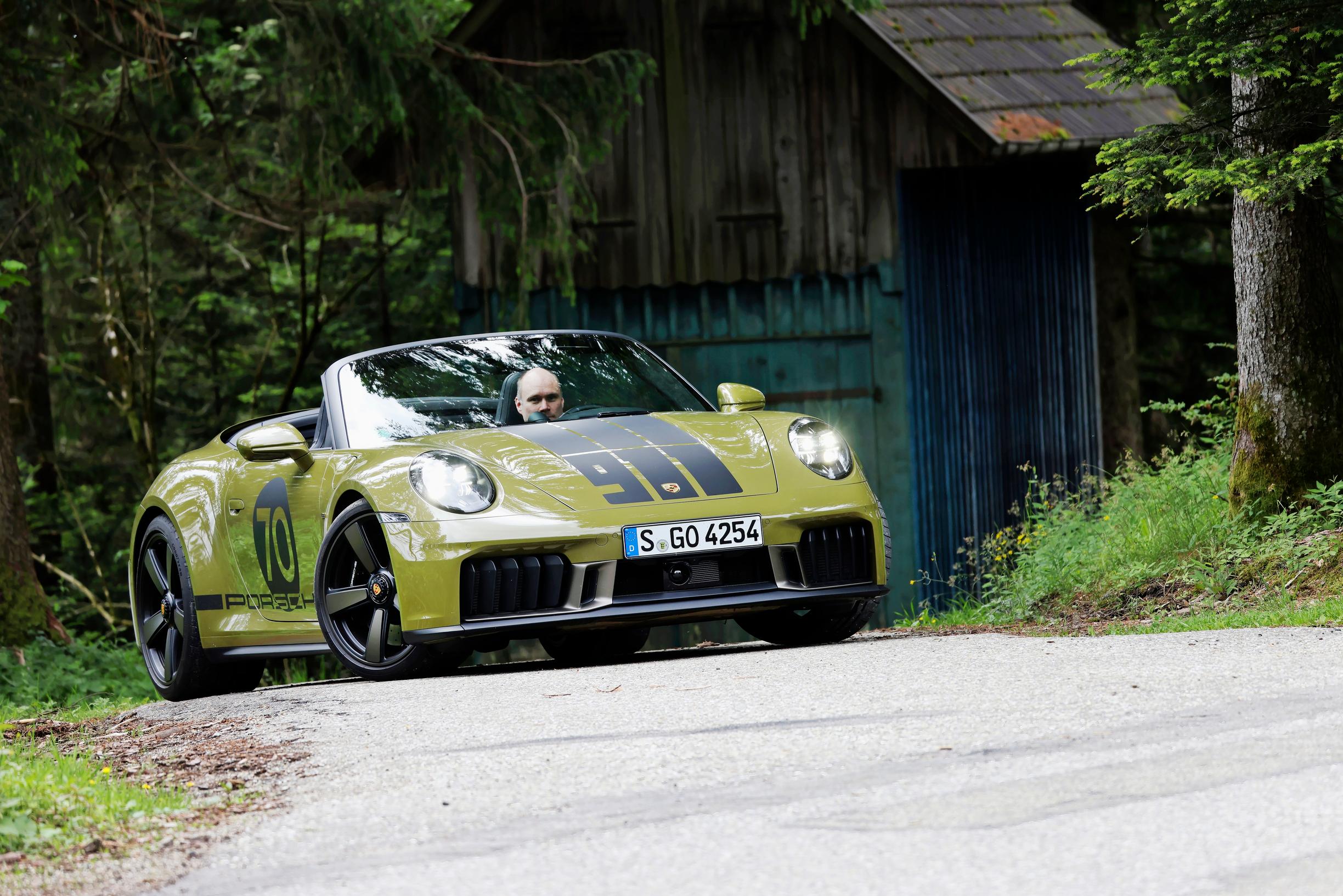Porsche 911 Spirit 70:n tarrat auton ovissa ja keulalla jakavat varmasti mielipiteitä. Ne kuitenkin toimivat kokonaisuutena yhdessä auton ulkovärin, vanteiden sekä muiden yksityiskohtien kanssa.