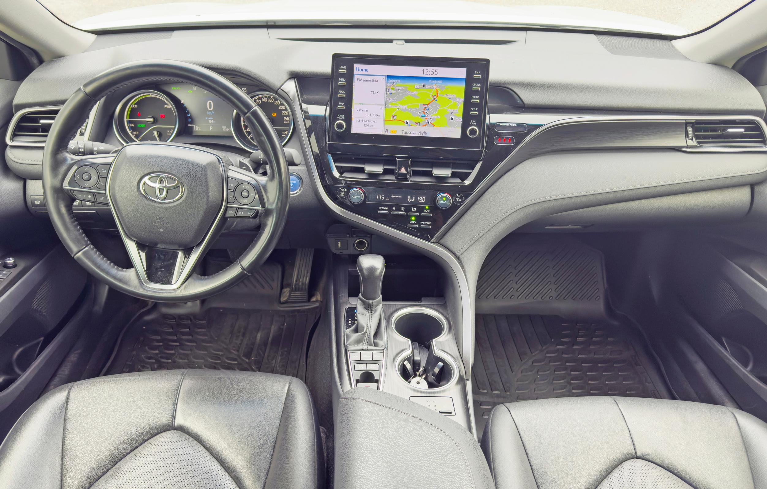 Toyota Camryn iso keskinäyttö hallitsee kojelautanäkymiä.