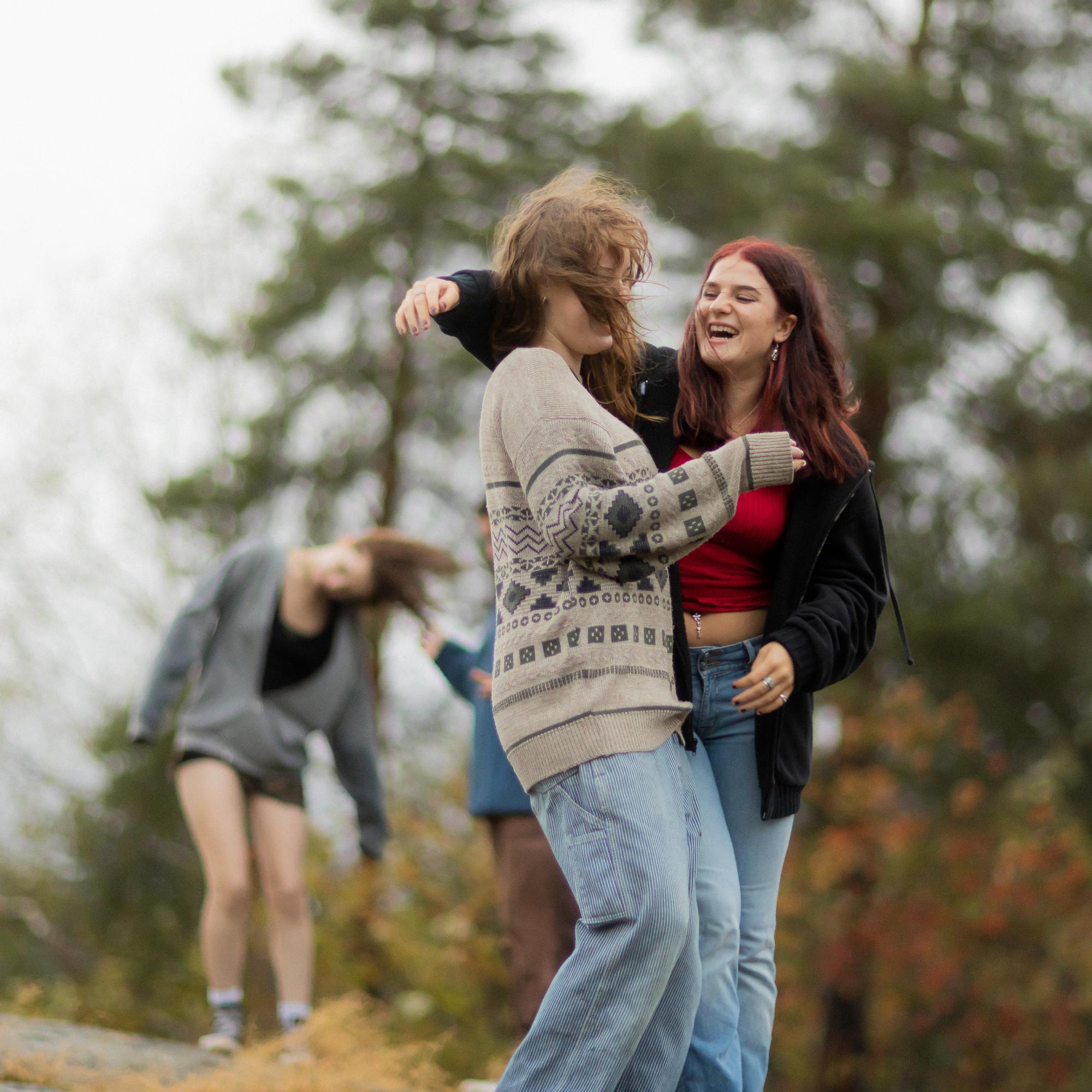 Tarttee auttaa! Apu-median filmi pohtii, miten pieni kansakunta selviää – ja mitä on yhteinen hyvä 
