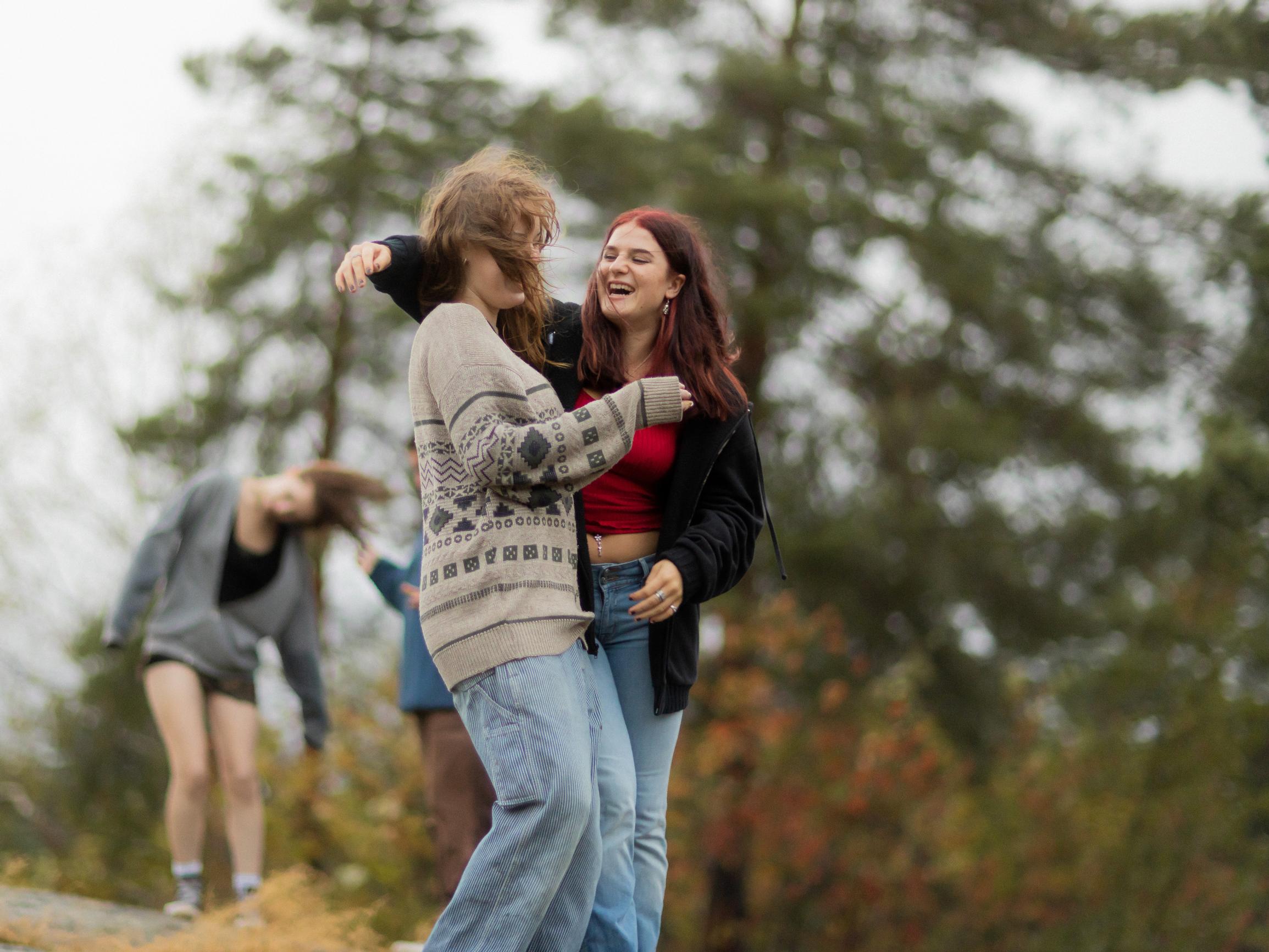 Tarttee auttaa! Apu-median filmi pohtii, miten pieni kansakunta selviää – ja mitä on yhteinen hyvä 