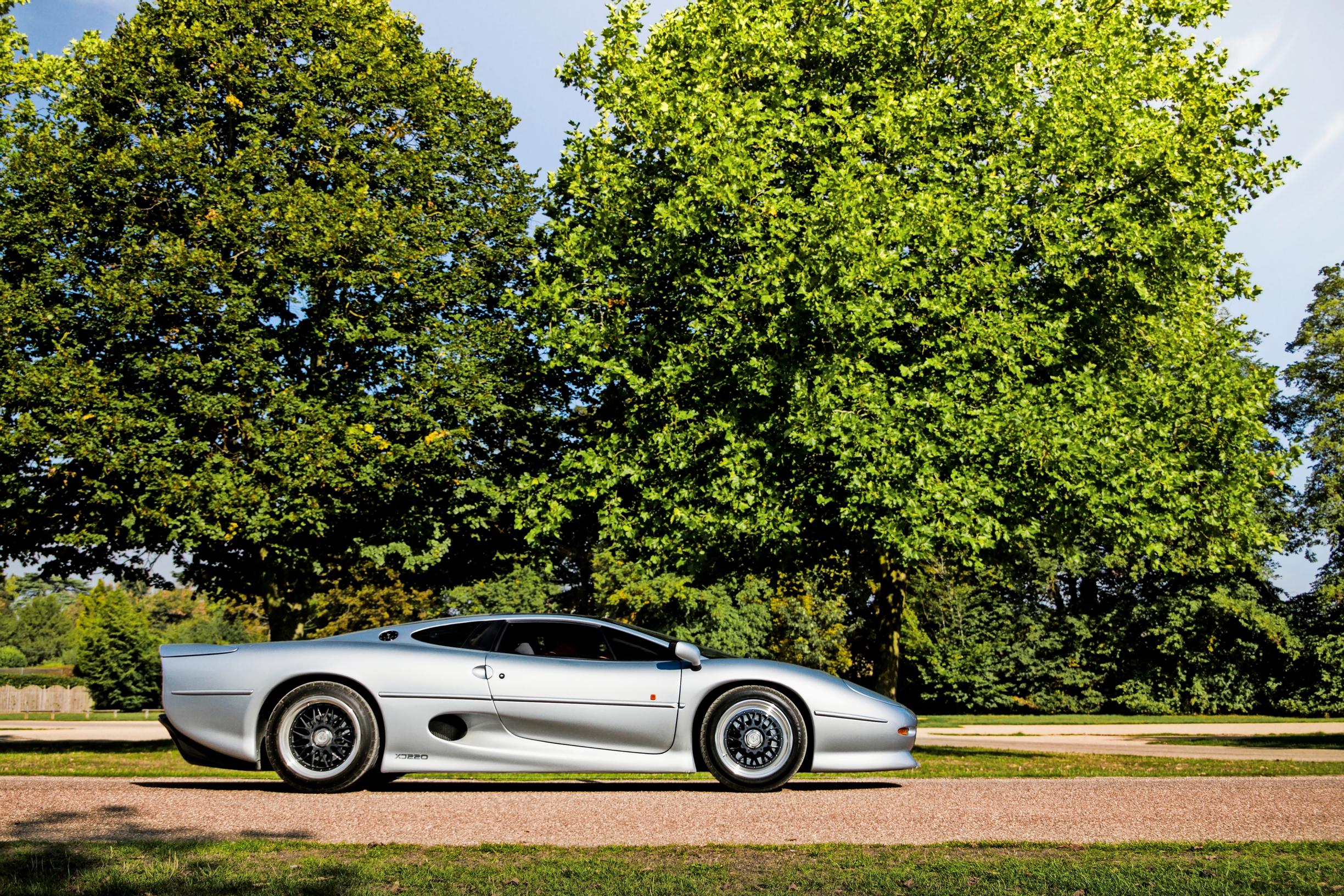 Jaguar XJ220 | Tämä Jagge ei ole mikään hissukka. Sen huippunopeus on 341,7 km/h.