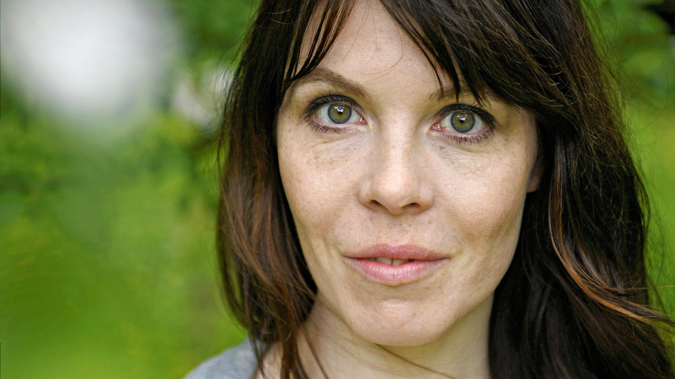 Kirjailija Riikka Pulkkinen: ”Yhteiskunnassa on meneillään ihmiskokeita lasten kustannuksella”