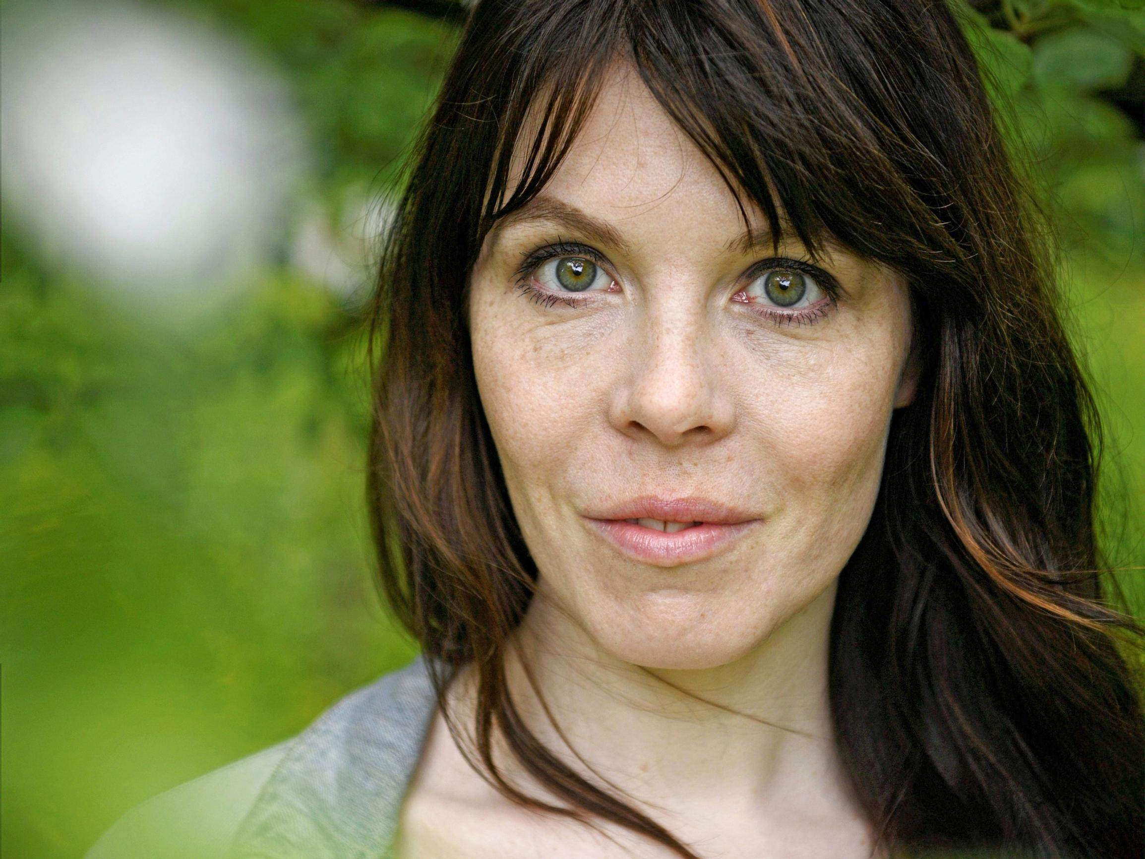 Kirjailija Riikka Pulkkinen: ”Yhteiskunnassa on meneillään ihmiskokeita lasten kustannuksella”