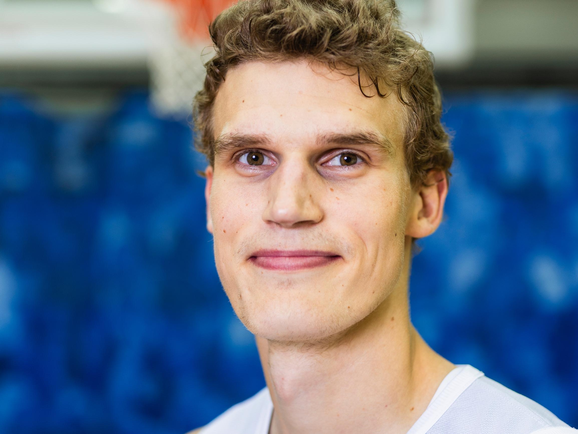 Lauri Markkanen on osoittanut, että myös mukava perheenisä Jyväskylästä voi nousta tähdeksi alfaurosten NBA-liigassa: ”Omana itsenäni menen esiintymään”