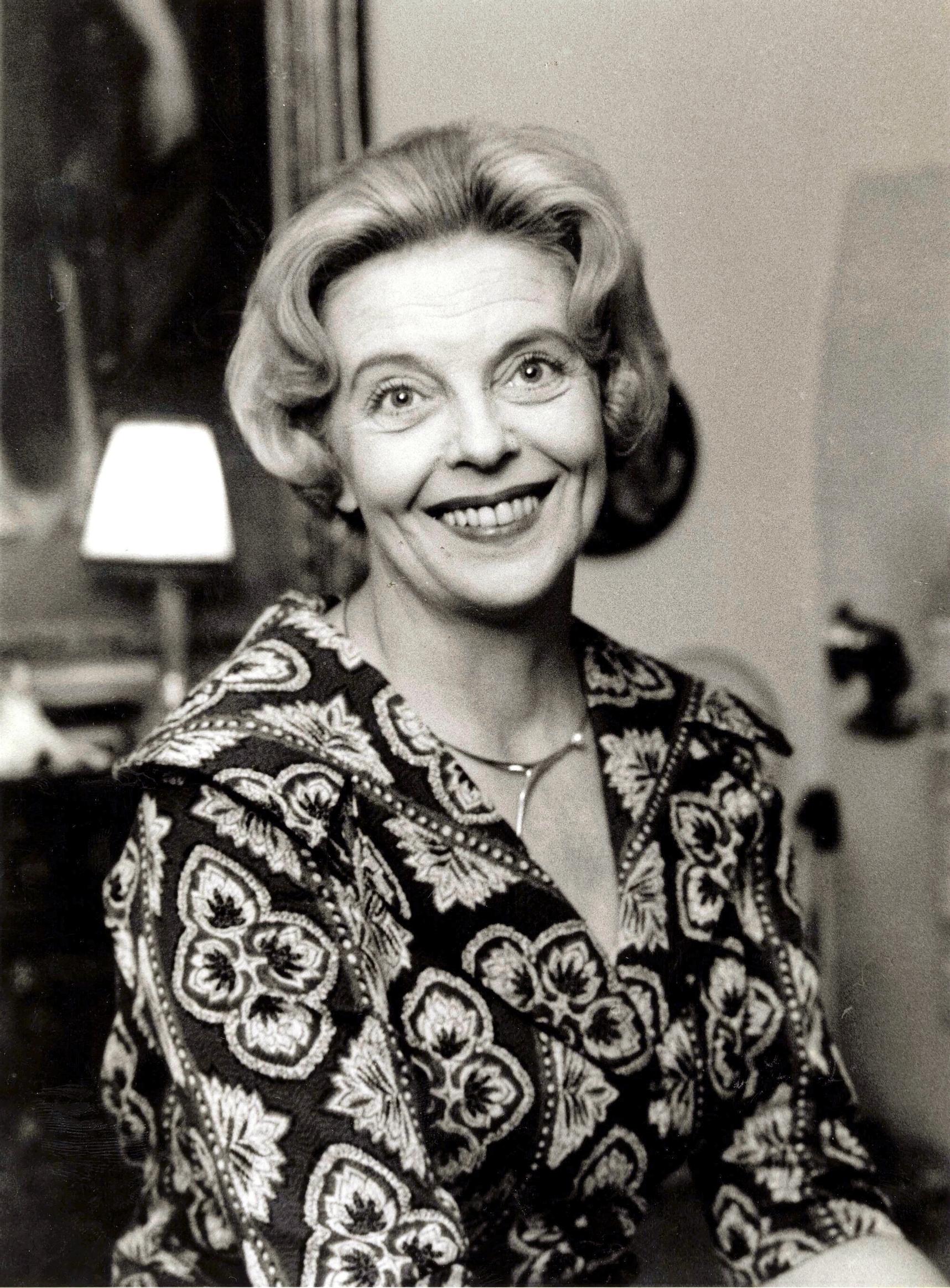 Regina Linnanheimo 1961. Valkokankaan varjot, Apu.