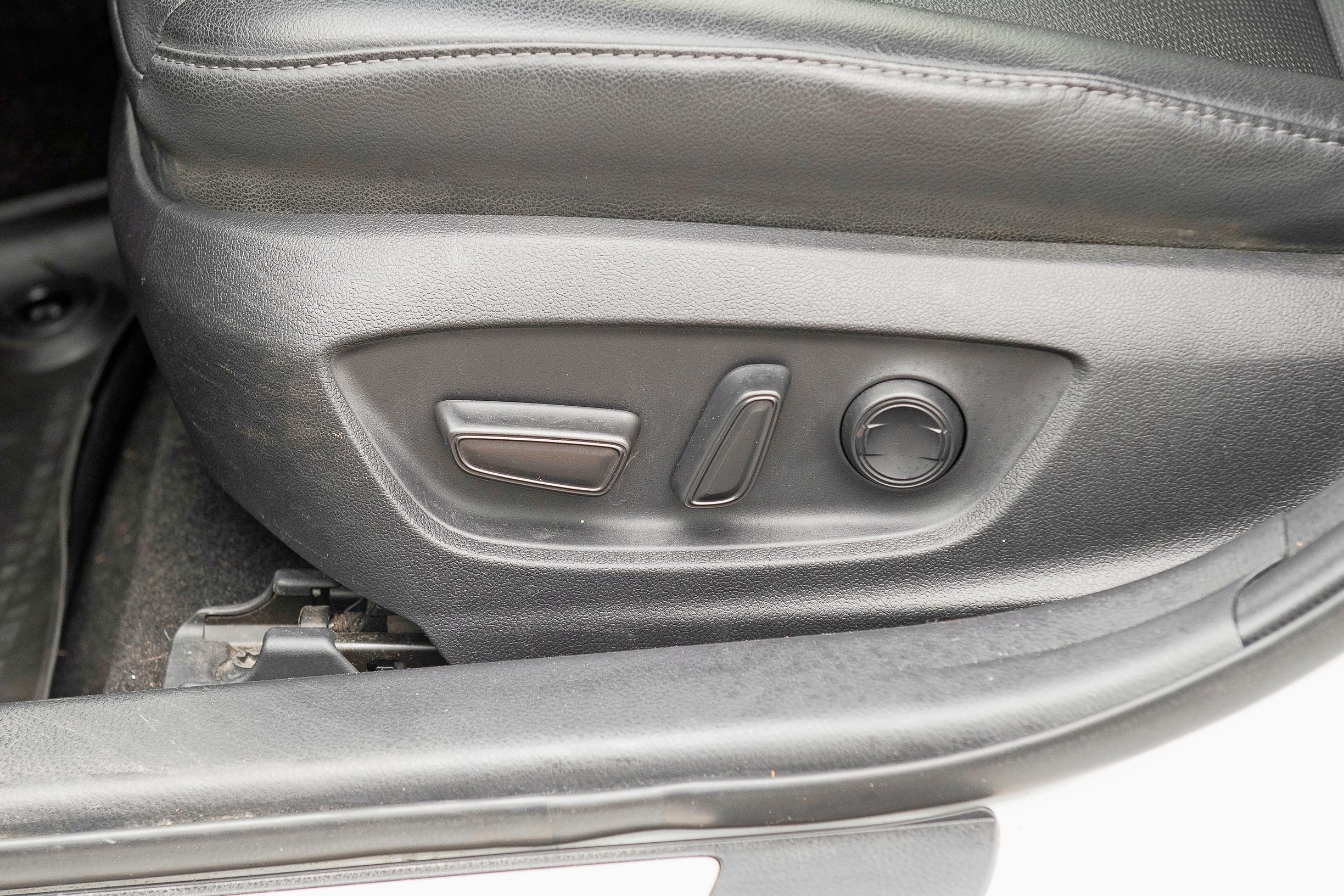 Toyota Camryn kuskin istuimessa on sähkösäädöt.