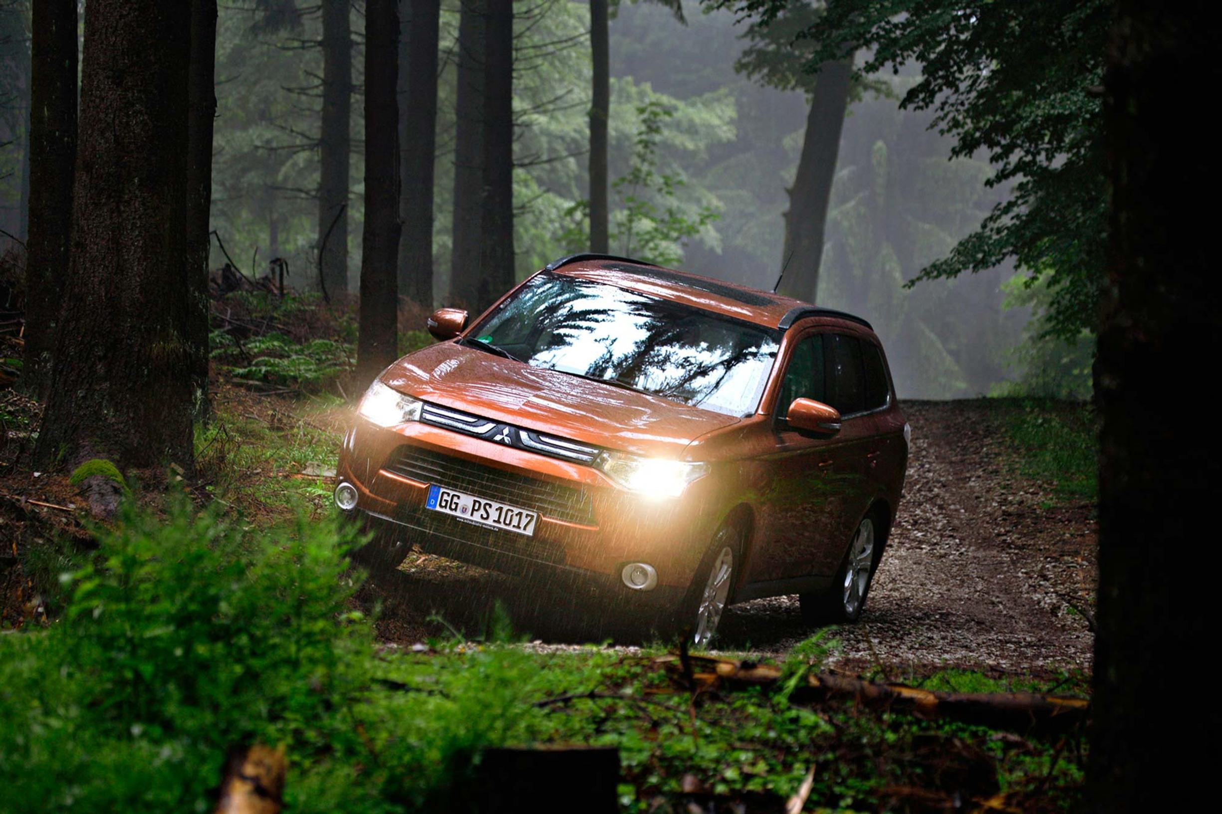 Mitsubishi tekemässä Outlanderia pienemmän lataushybridin