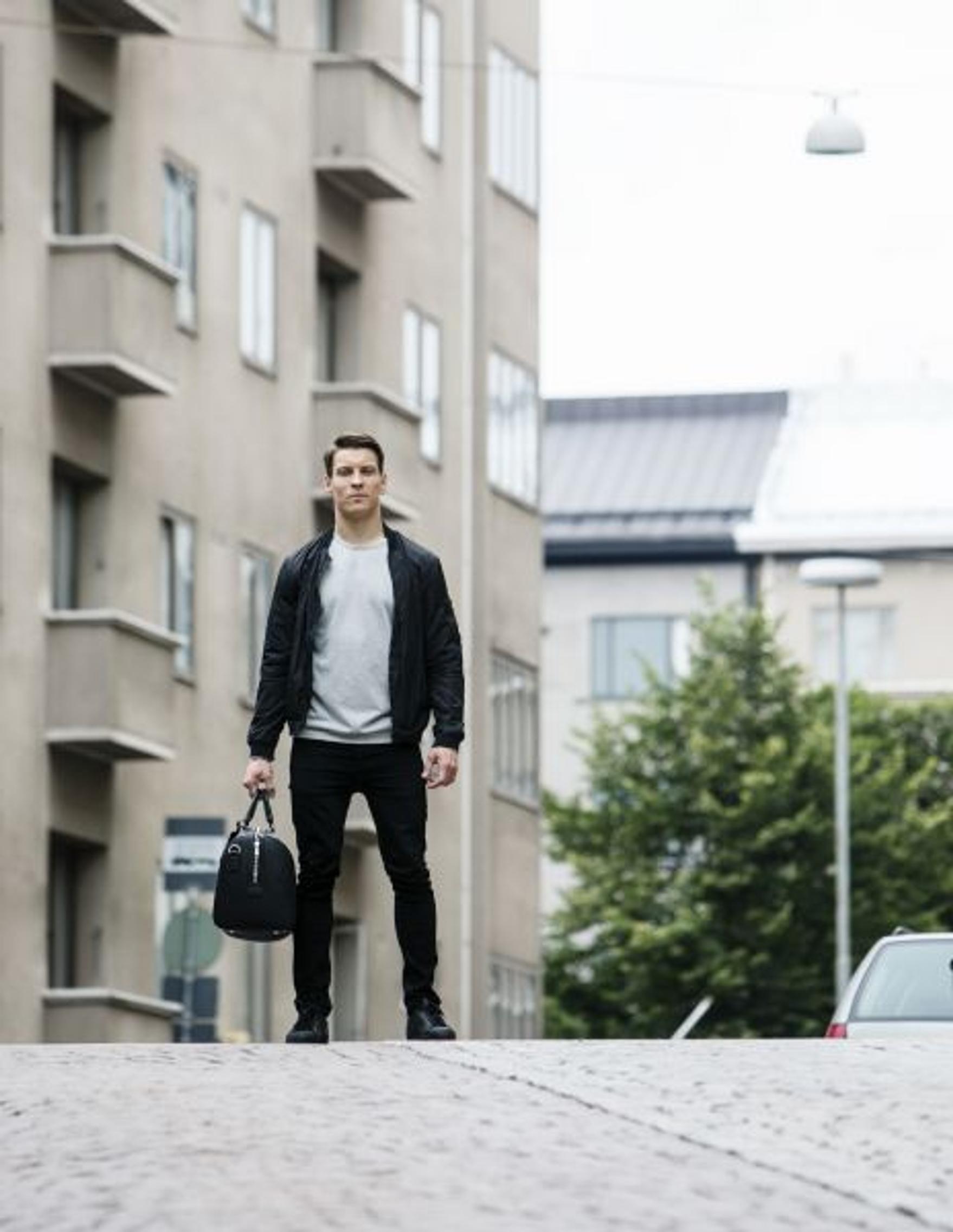 Antti Holma seisoo kadulla.