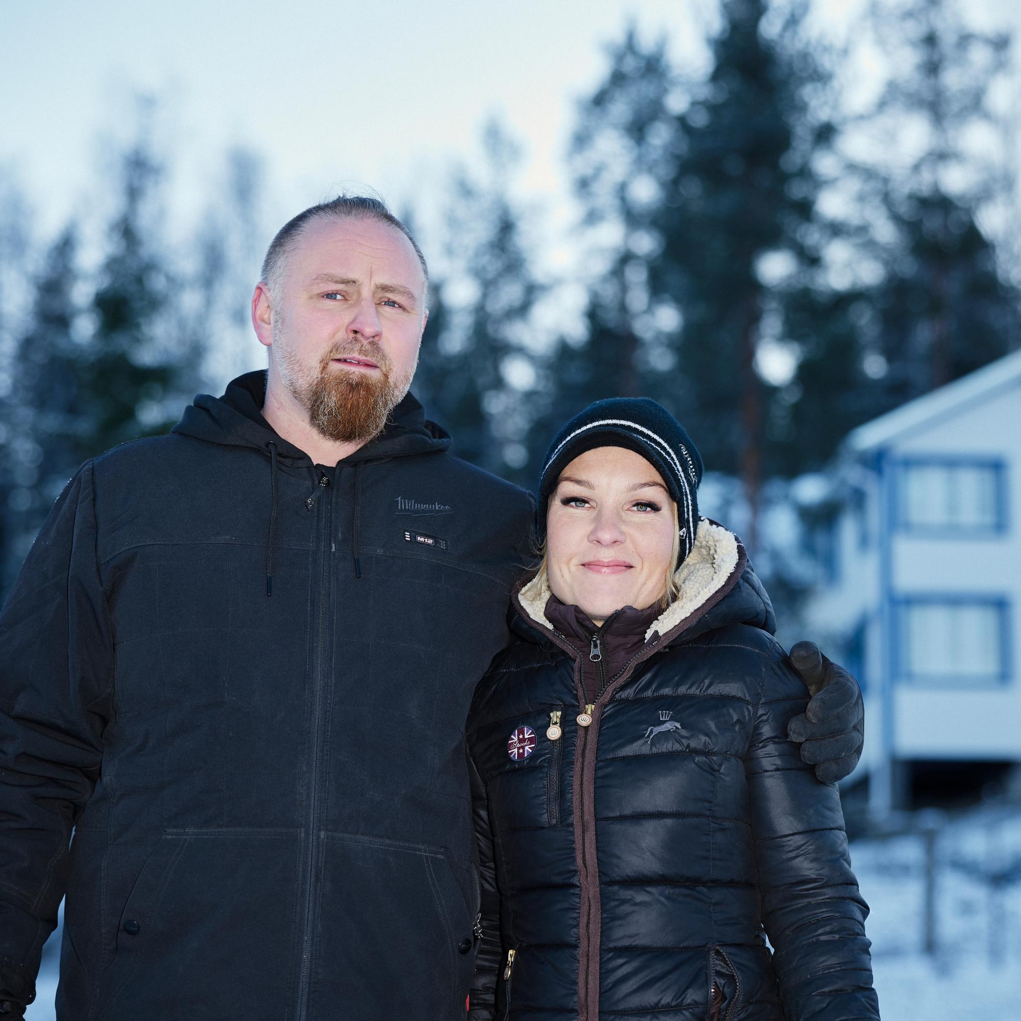 Latelan Sarkku sairasti koko lapsuutensa ja oli monta kertaa hengenvaarassa: ”Koska minulla on kuusi vuotta nuoremman veljeni veri, vitsailen olevani oikeasti vasta 34-vuotias”  – Kuuntele