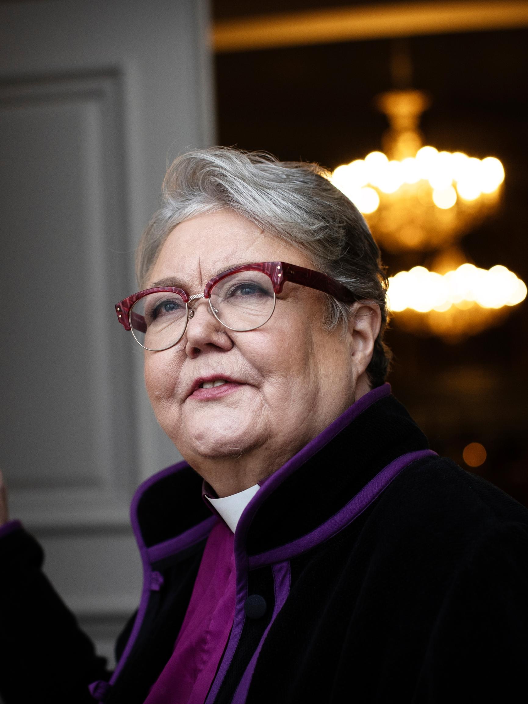 ”Toimin kuten kiltit tytöt” – Ex-piispa Irja Askola osasi auttaa muita, mutta ei suojella itseään – paiski töitä syöpähoitojen aikana