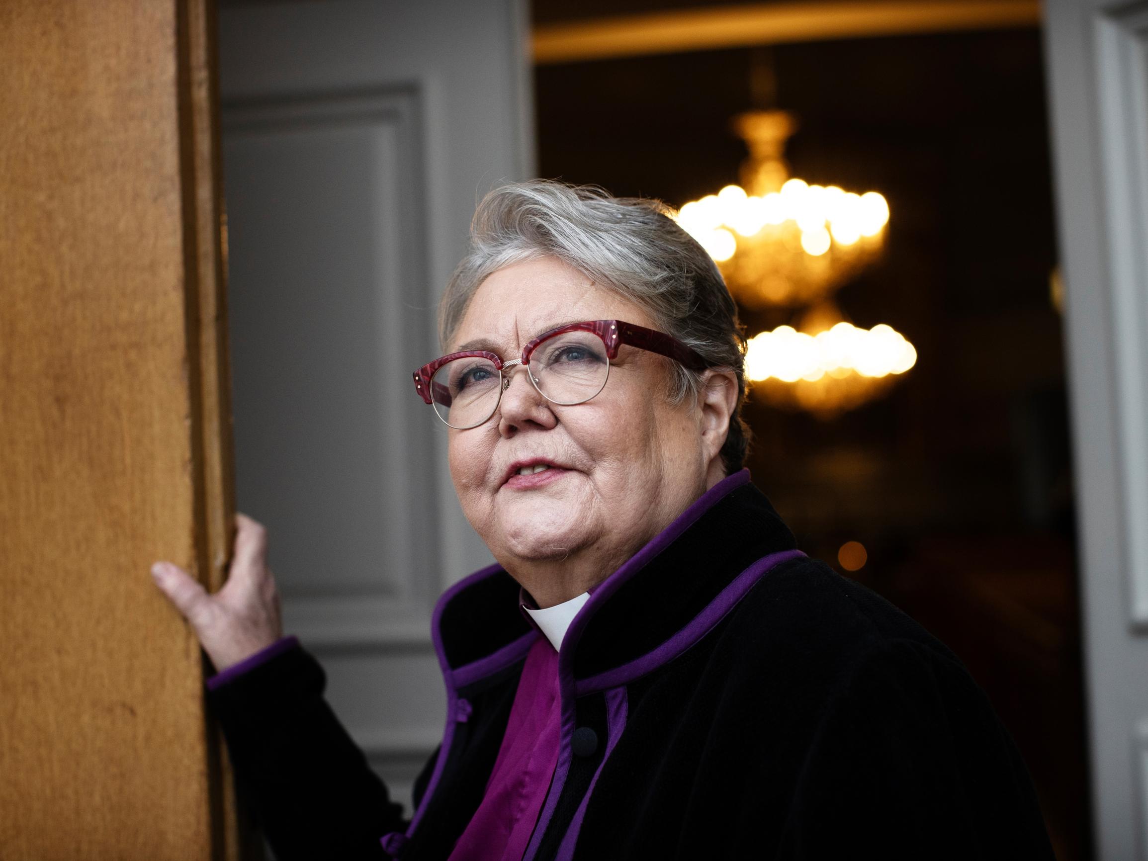 ”Toimin kuten kiltit tytöt” – Ex-piispa Irja Askola osasi auttaa muita, mutta ei suojella itseään – paiski töitä syöpähoitojen aikana