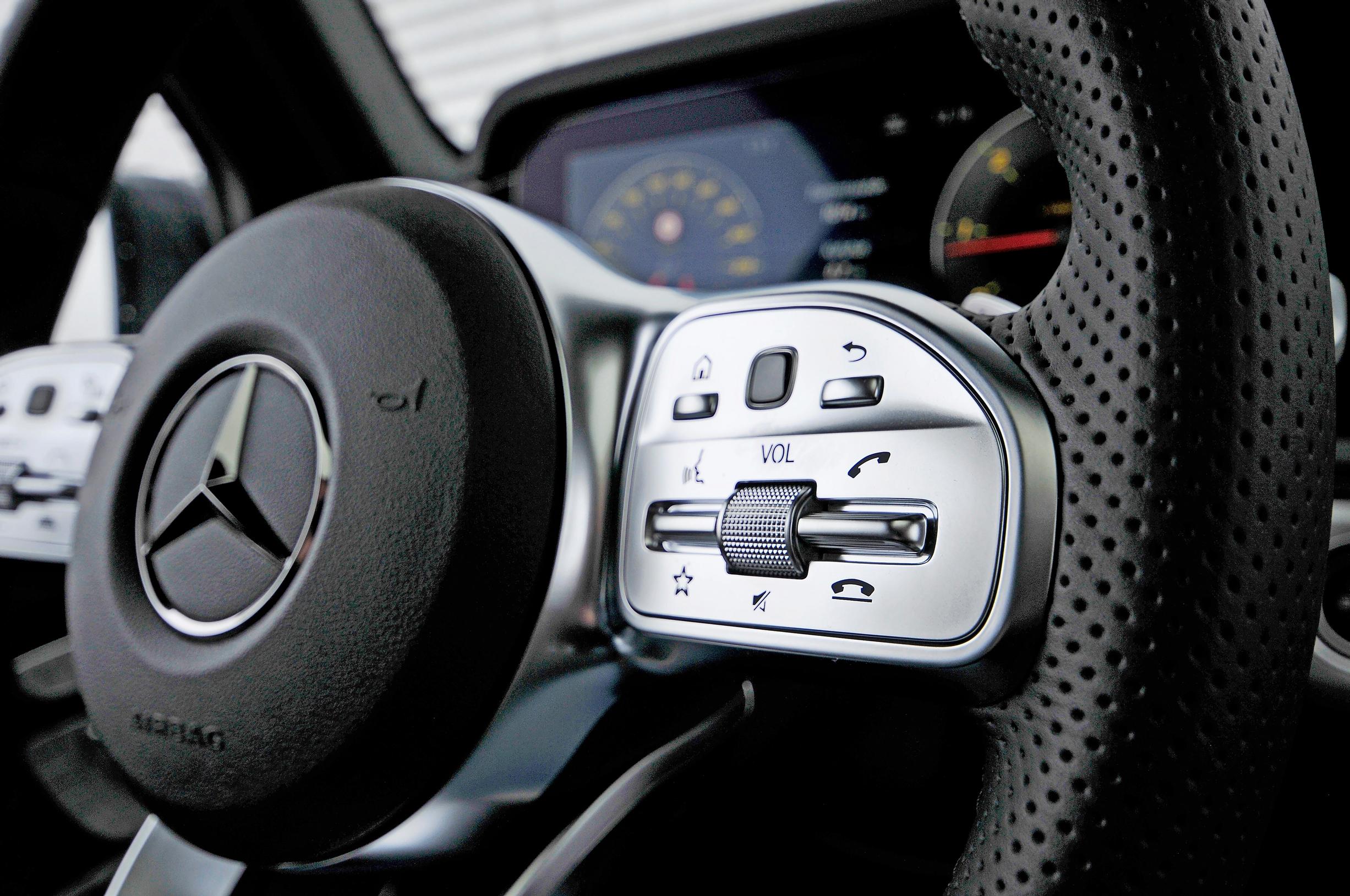 Mercedes-Benz G 400 d:n ohjauspyörän kosketusherkät Touch Control -painikkeet reagoivat pyyhkäisyliikkeisiin kännyköistä tuttuun tapaan.