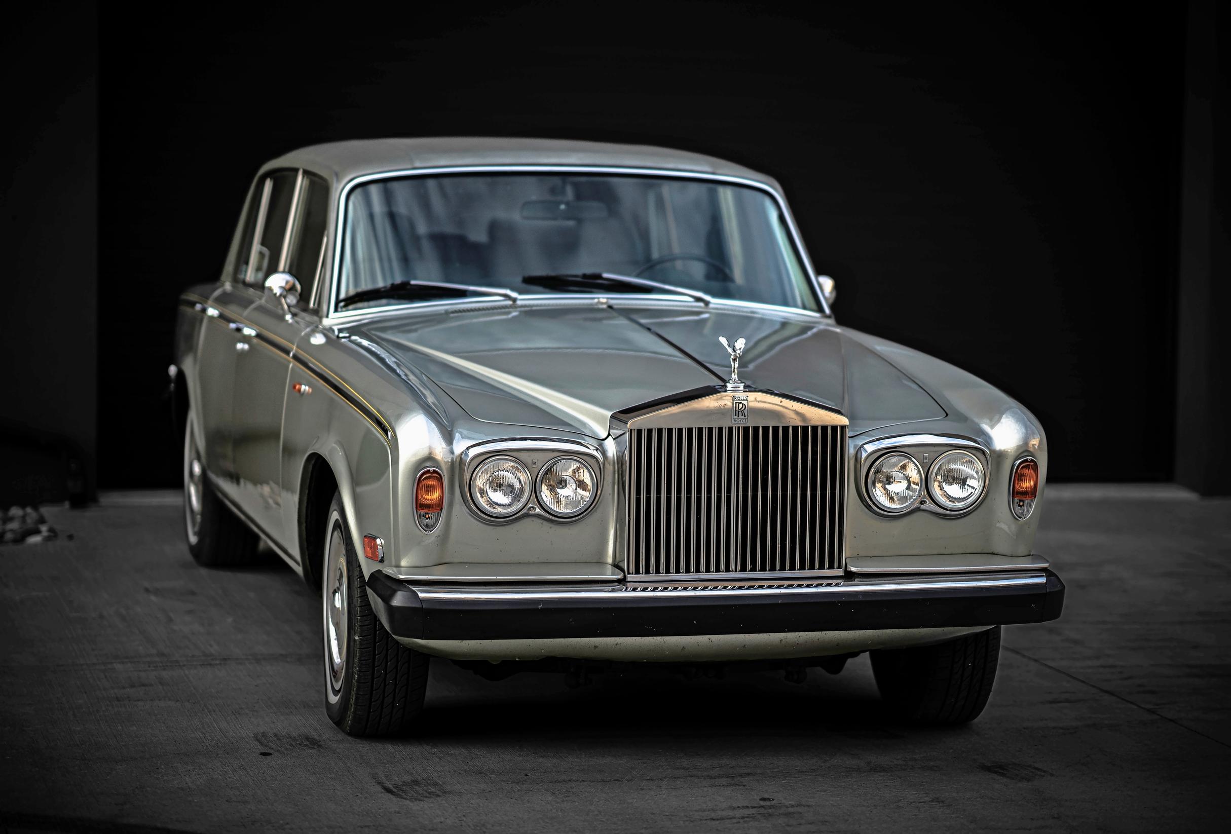Rolls-Royce Silver Shadow – Tämä on hillityn muotoilun mestariteos. 1960-luvulla luodut linjat miellyttävät yhä silmää. Jyhkeä keula muodostaa kivan kontrastin muuten sulavalle olemukselle.