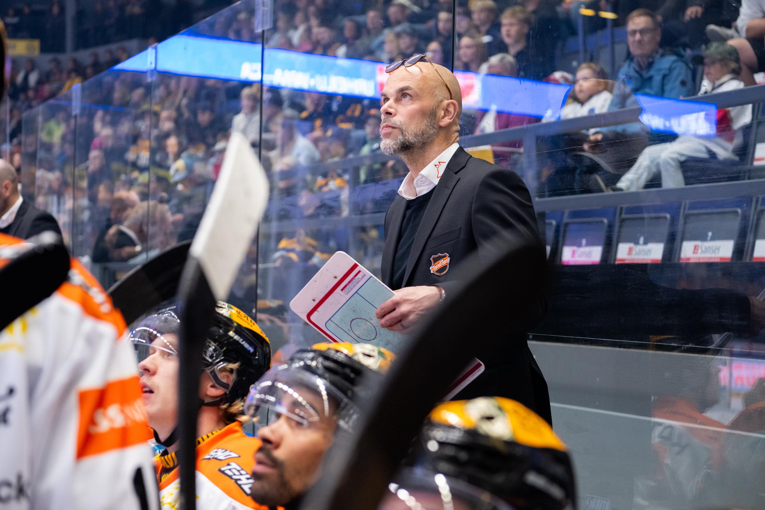 Petteri Sihvonen lataa rajun löylyn vaikeuksissa olleesta Liiga-joukkueesta – "Sekavinta suomalaista jääkiekkoa 2010-luvun alusta lukien"