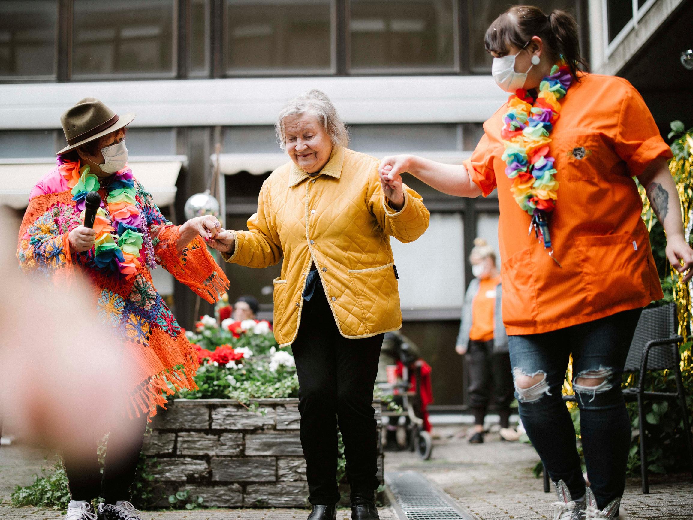 Jytää mummoille! Apu-tonnin sai Mummodisko, joka tuo iloa palvelutaloihin