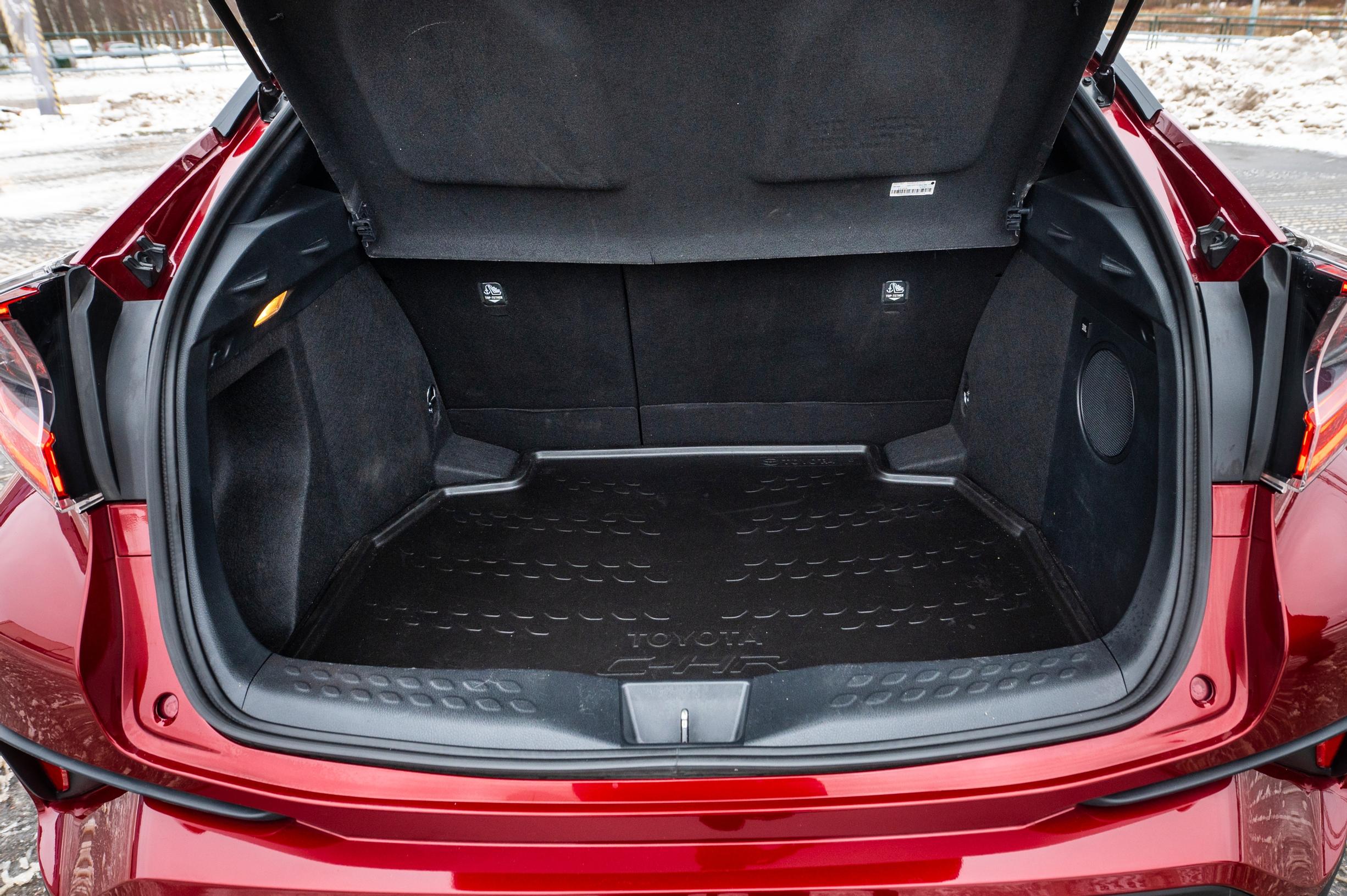 Toyota CH-R 1.2 T Intense tavaratila