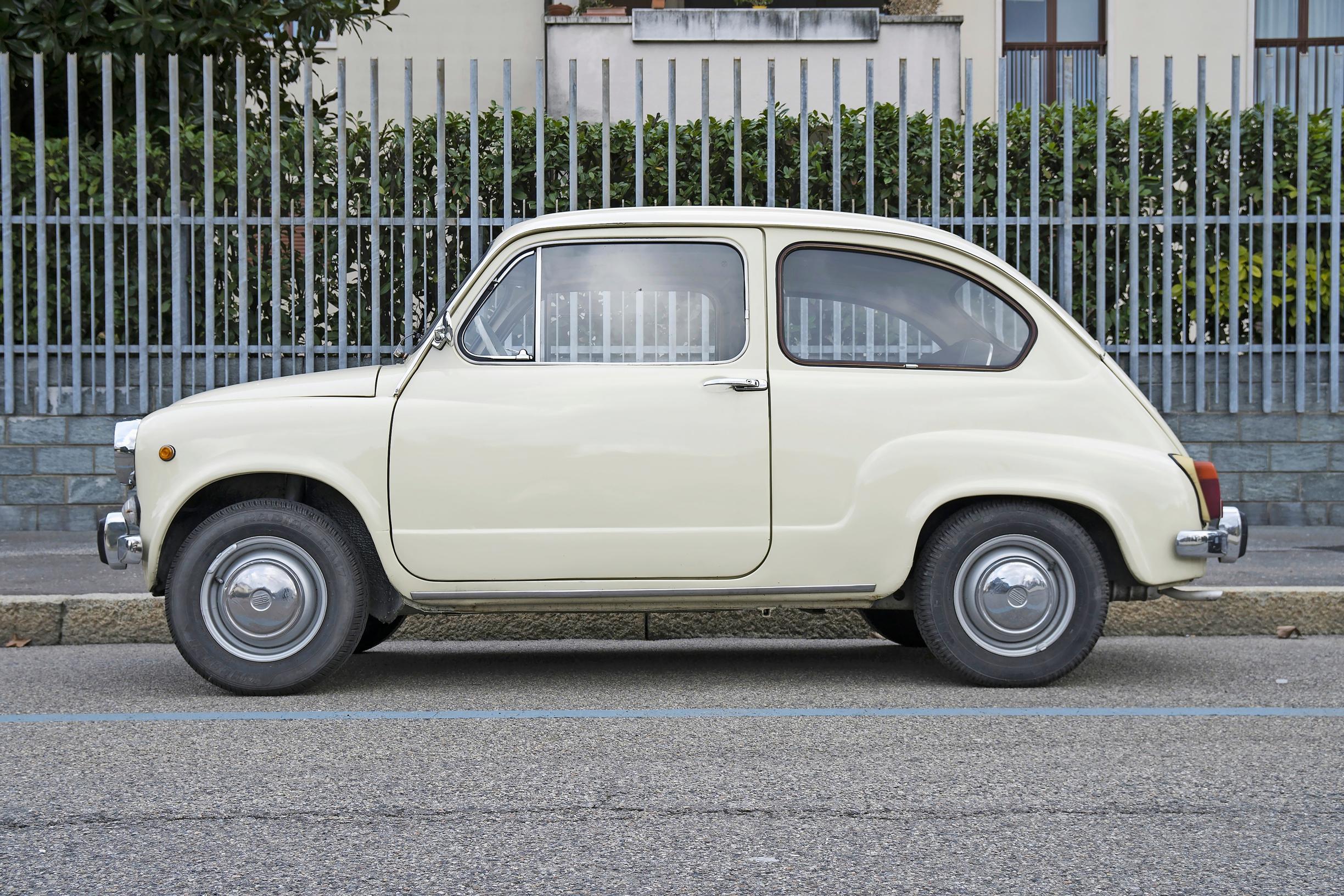 Fiat 600. Piskuinen, takamoottorinen Fiat oli aikanaan erittäin suosittu myös Suomessa. Joku neropatti keksi sille lisänimen Pompannappi!