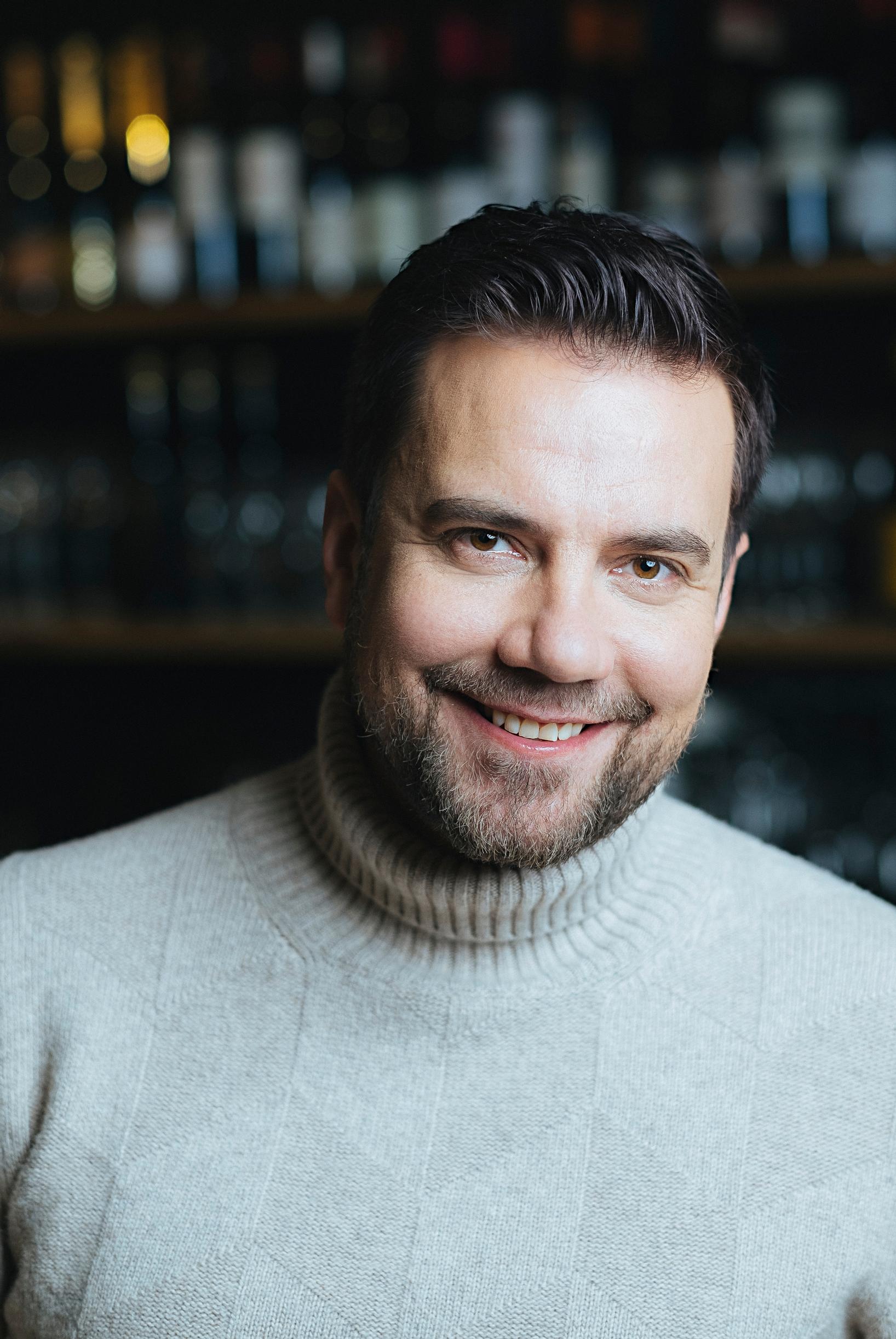 Antti Ketonen hymyilee.