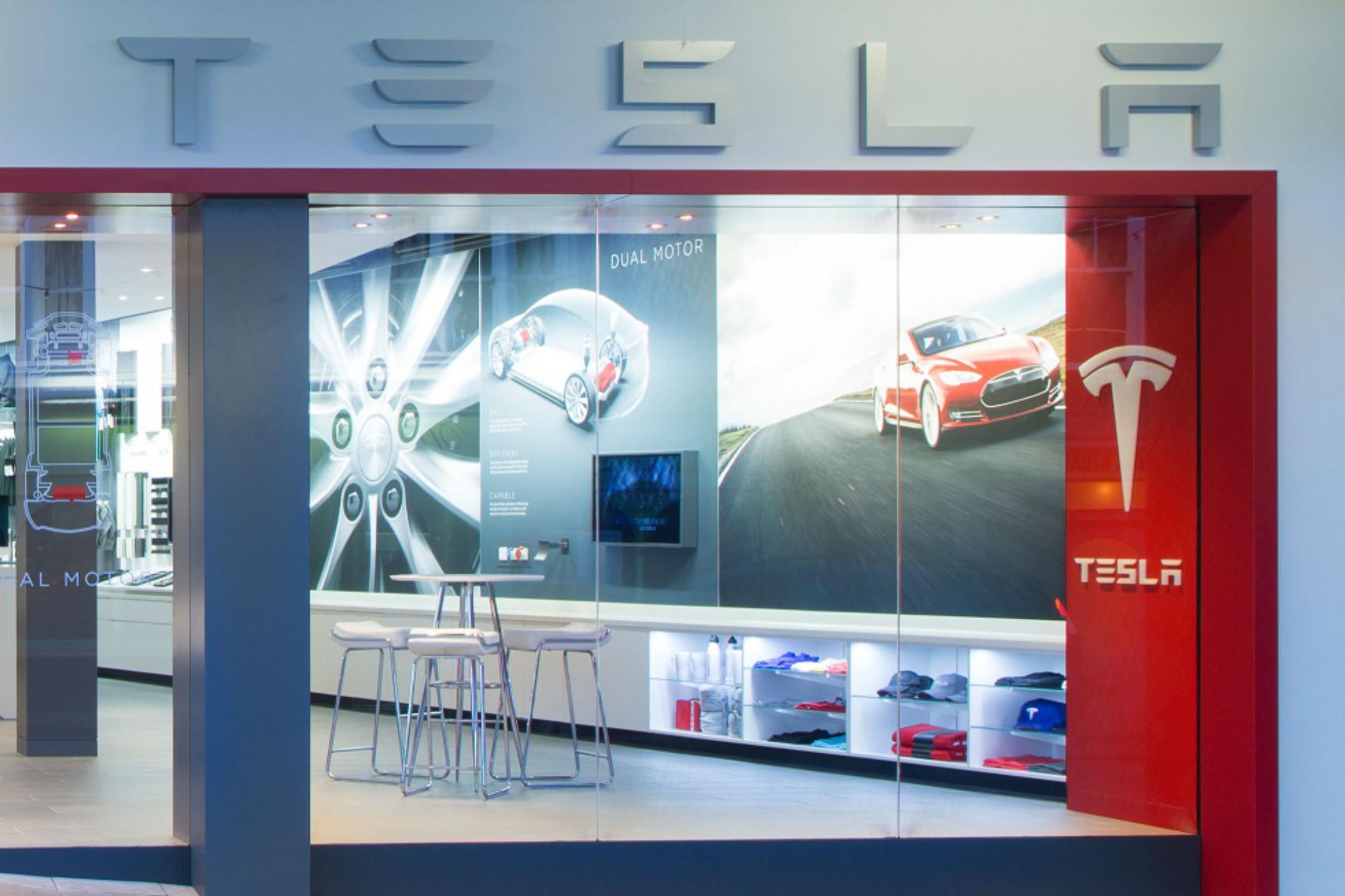 Teslan tuleva Model 3 aiheuttaa säpinää sähköautofaneissa – kiinnostus on huimaa