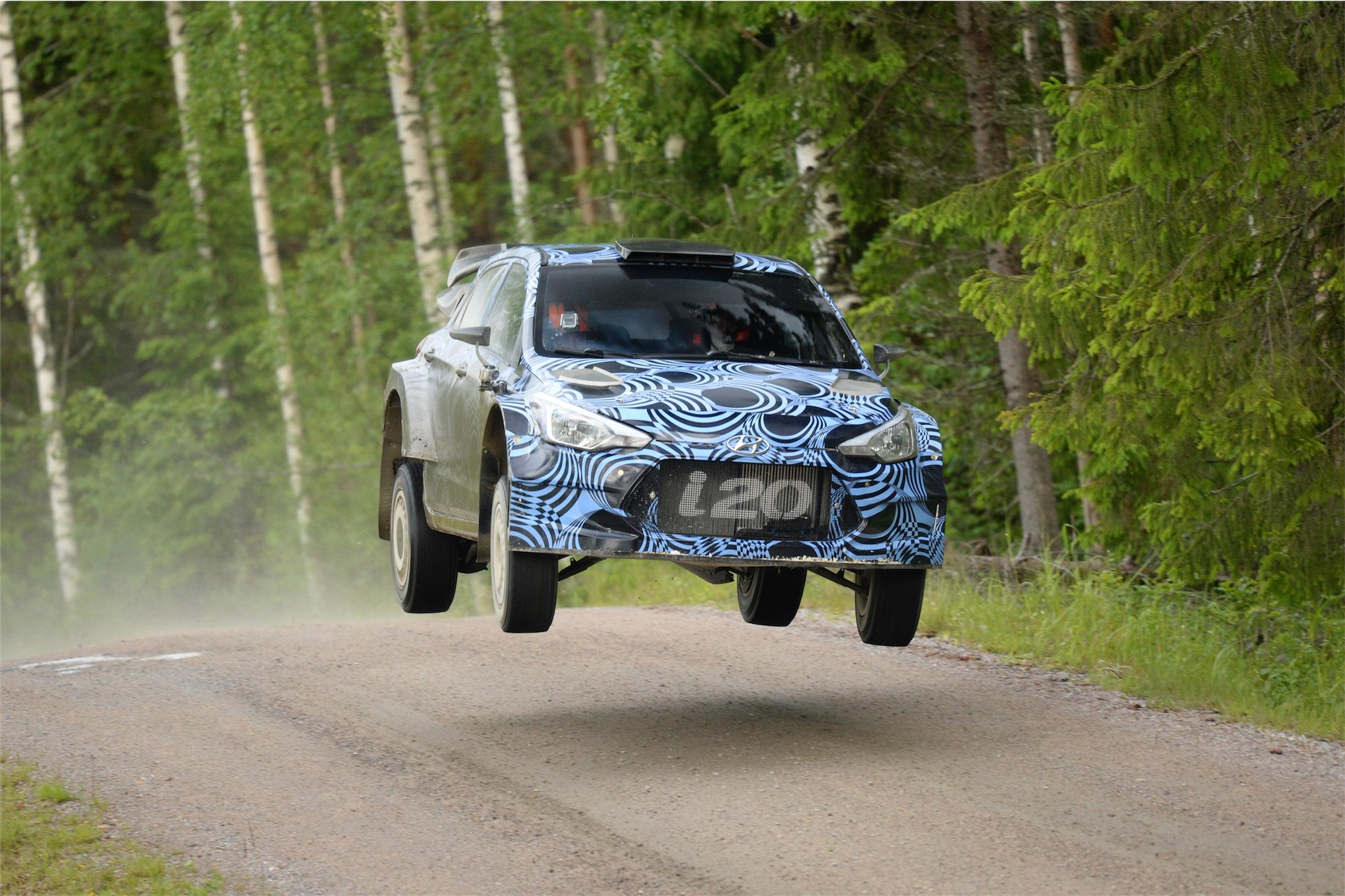 Autohullun päiväkirja: karhu, pihakeinu ja pyörähdys – Hyundain sorarallitestit Suomessa