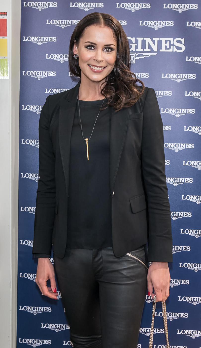 Jenni Dahlman "Elämäni pyörii nyt kotiäitiyden ympärillä" Apu
