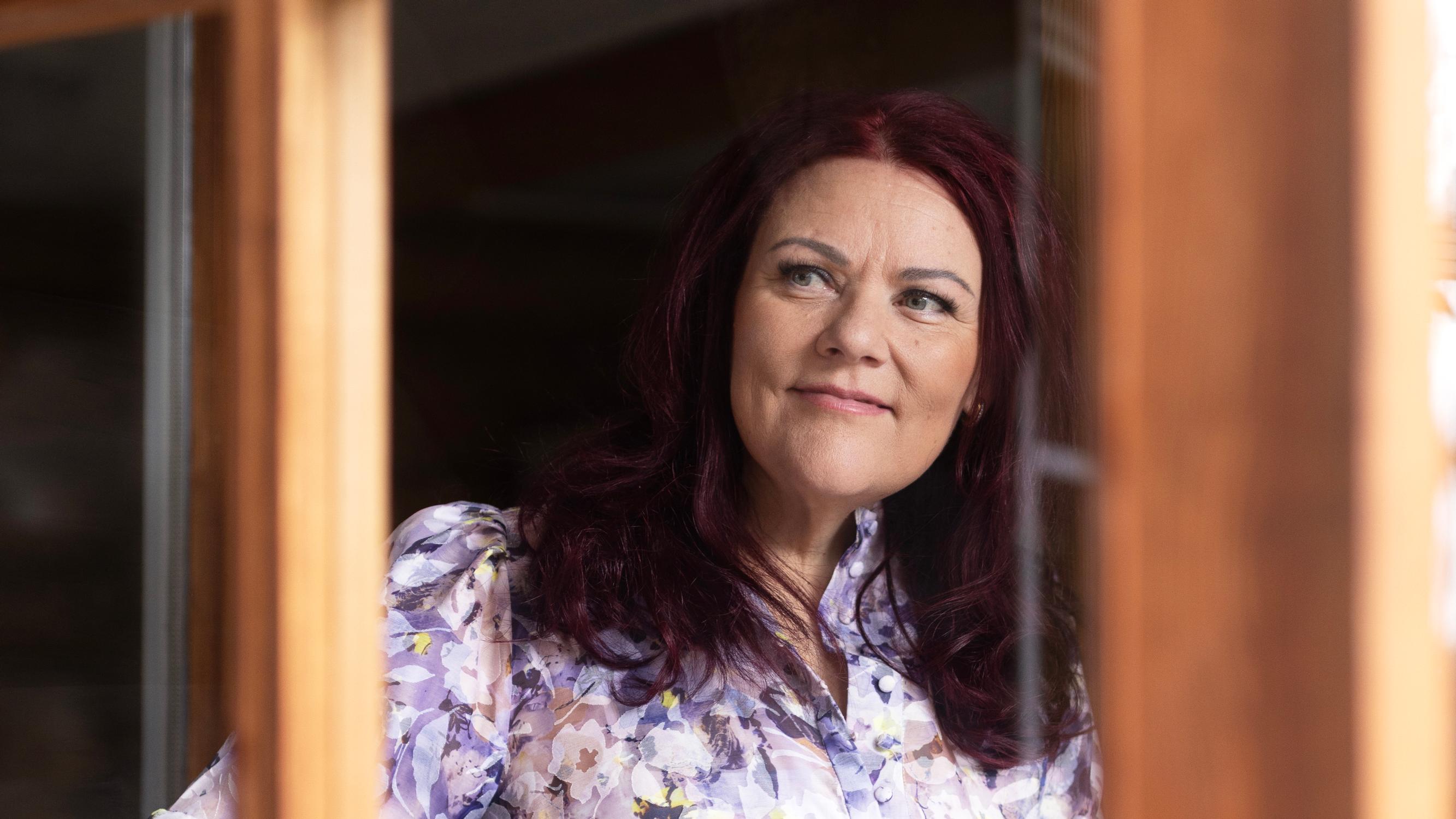 ”On lapsia, jotka menevät yksin nukkumaan äidin puhelimen ja tuttipullon kanssa” – Supernanny Pia Penttala on nähnyt, miten kännykät ovat vieneet vanhemmuuden