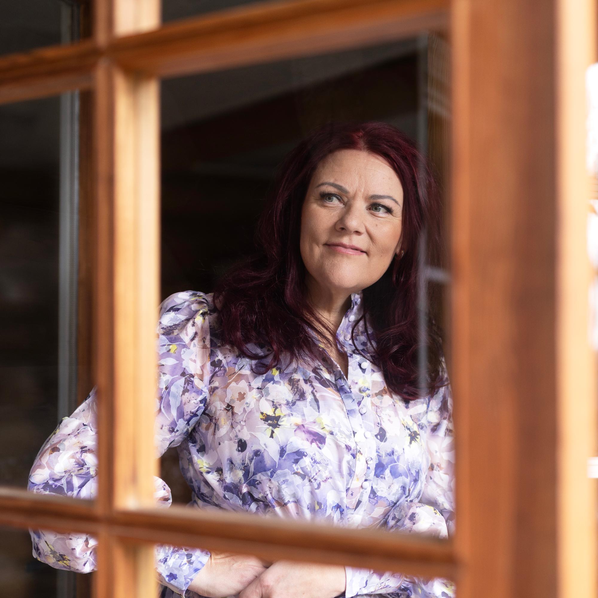 ”On lapsia, jotka menevät yksin nukkumaan äidin puhelimen ja tuttipullon kanssa” – Supernanny Pia Penttala on nähnyt, miten kännykät ovat vieneet vanhemmuuden